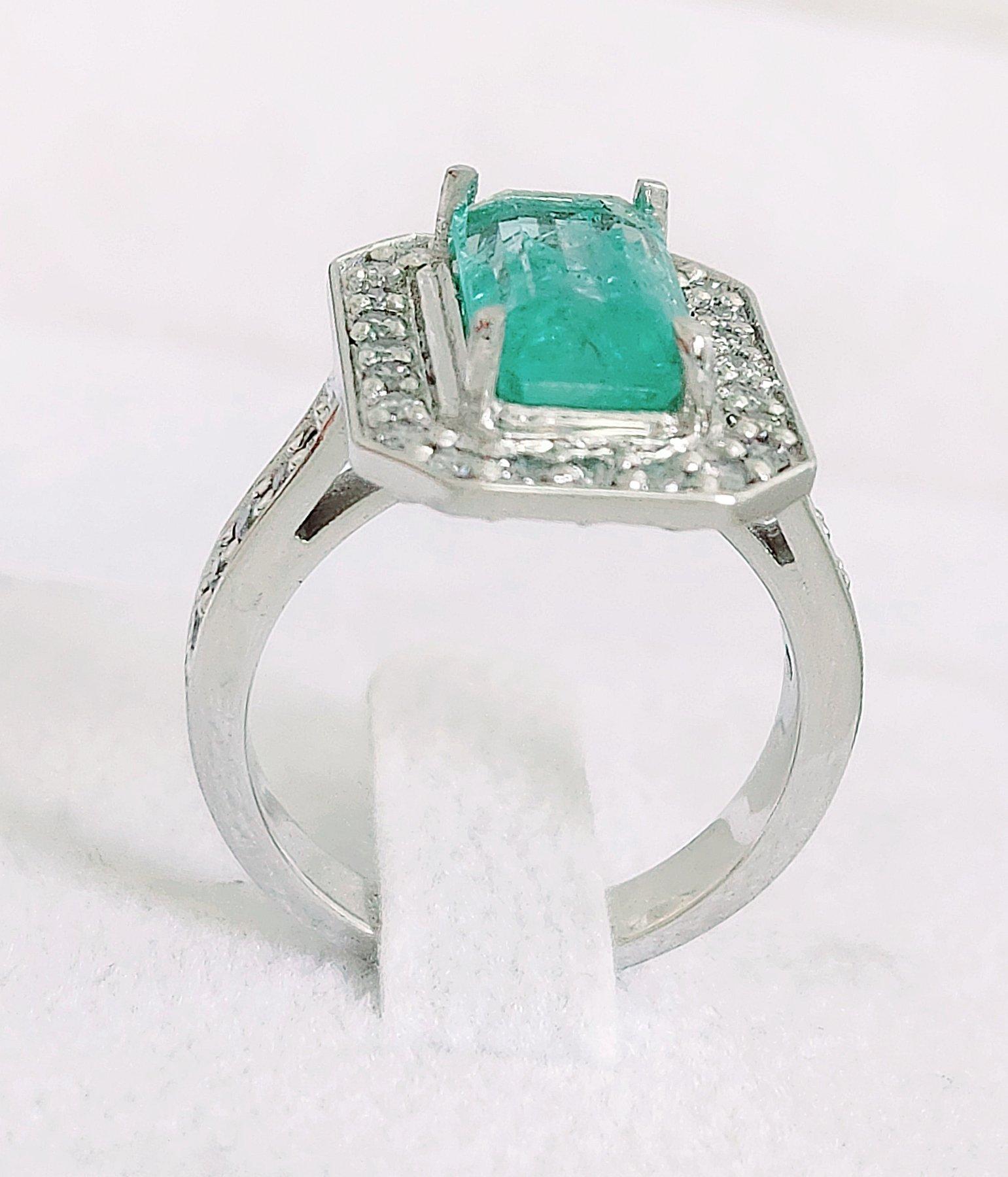 Women's 2.89 ct Emerald Ring For Sale