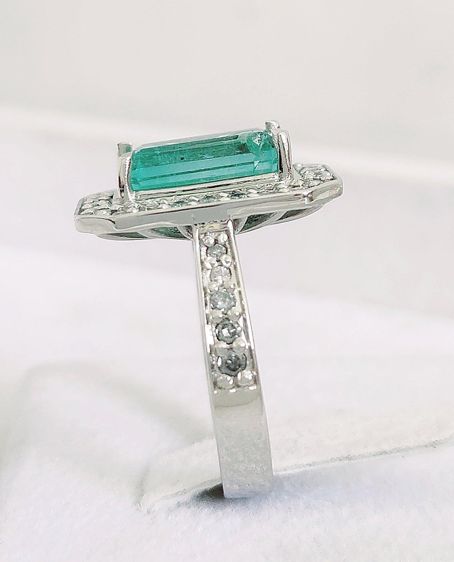 2.89 ct Emerald Ring For Sale 1