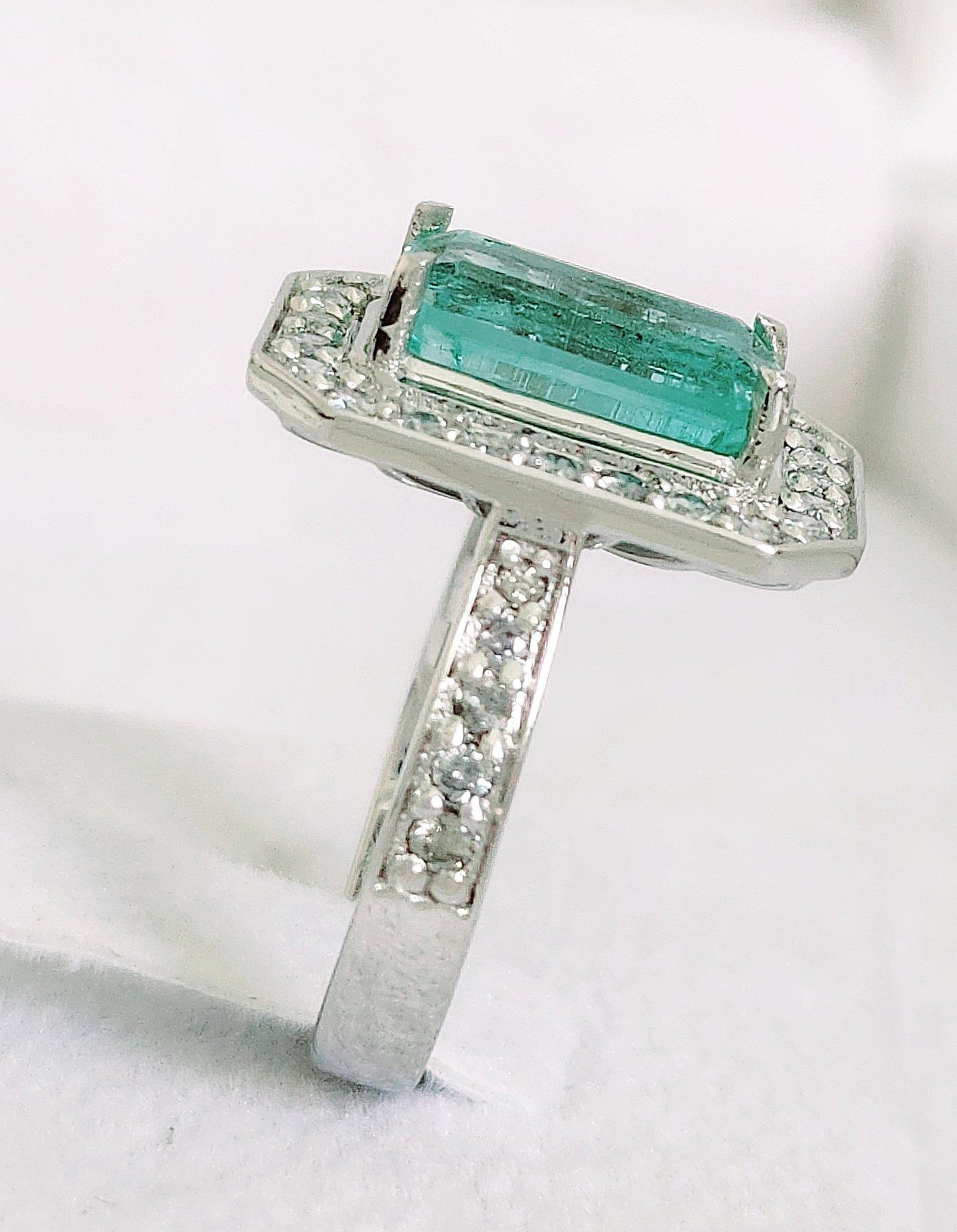 2.89 ct Emerald Ring For Sale 3