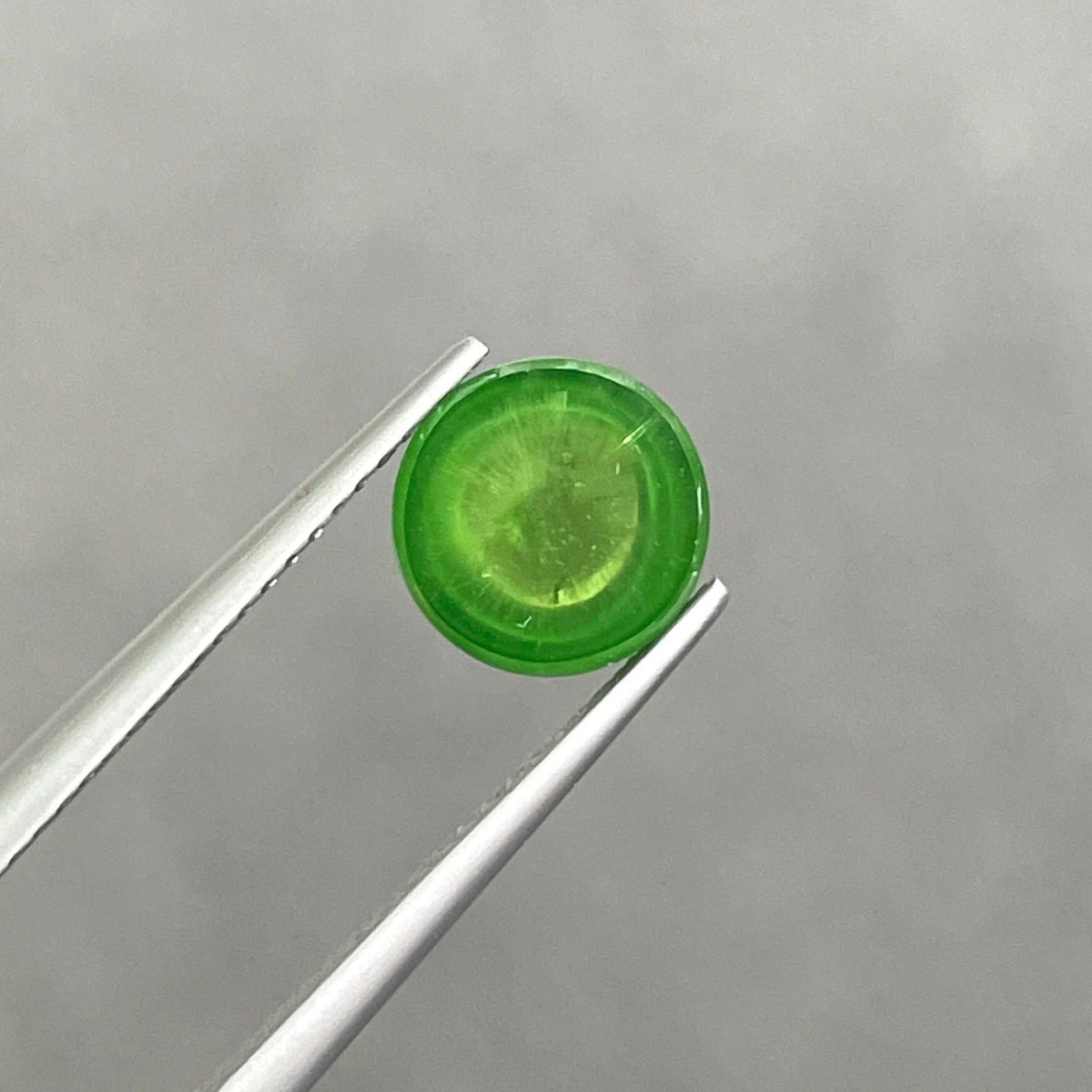 2.89 Ct  Naturelle Russie Demantoid cabochon open green eye clean Gemstone Neuf - En vente à bangkok, TH