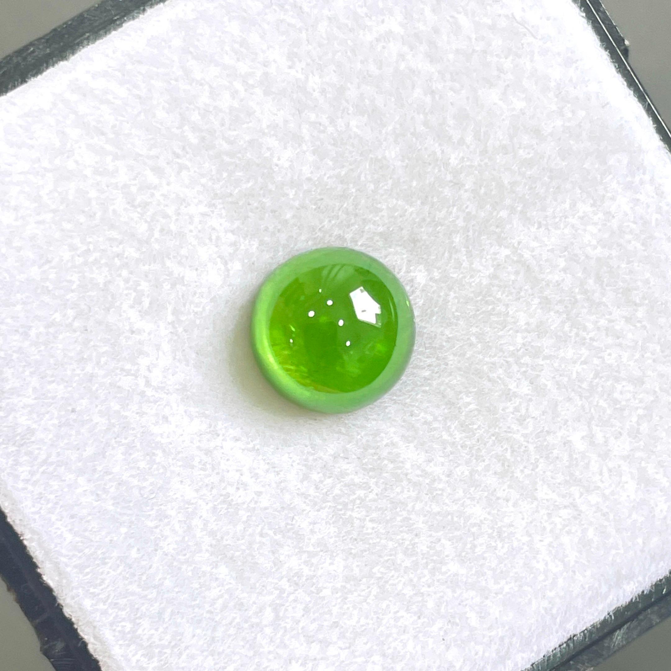 2.89 Ct  Naturelle Russie Demantoid cabochon open green eye clean Gemstone en vente 1