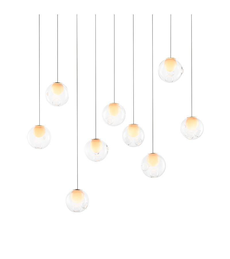 28.9 Lampada a sospensione lineare di Bocci
Dimensioni: P 22,4 x L 120 x H 300 cm 
Materiali: vetro soffiato, cavo coassiale metallico intrecciato, componenti elettrici, tettuccio in nichel spazzolato.
Illuminazione: : 1,5w LED o 20w xenon. Non