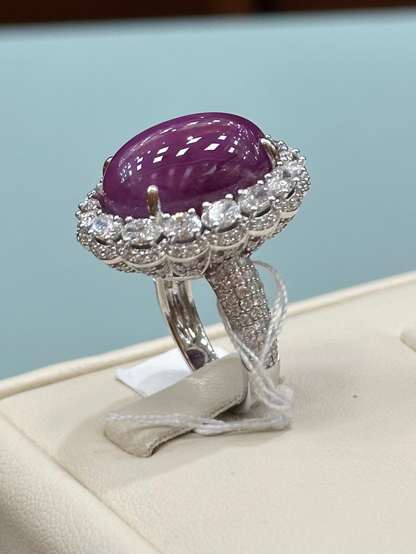 28,95 cts Cabochon Burma Star Ruby Pink Sapphires und Diamond Ring in 18k Weißgold. 