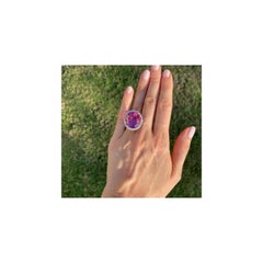 Anillo de cóctel de platino con diamantes y una turmalina rosa ovalada de 28,96 quilates