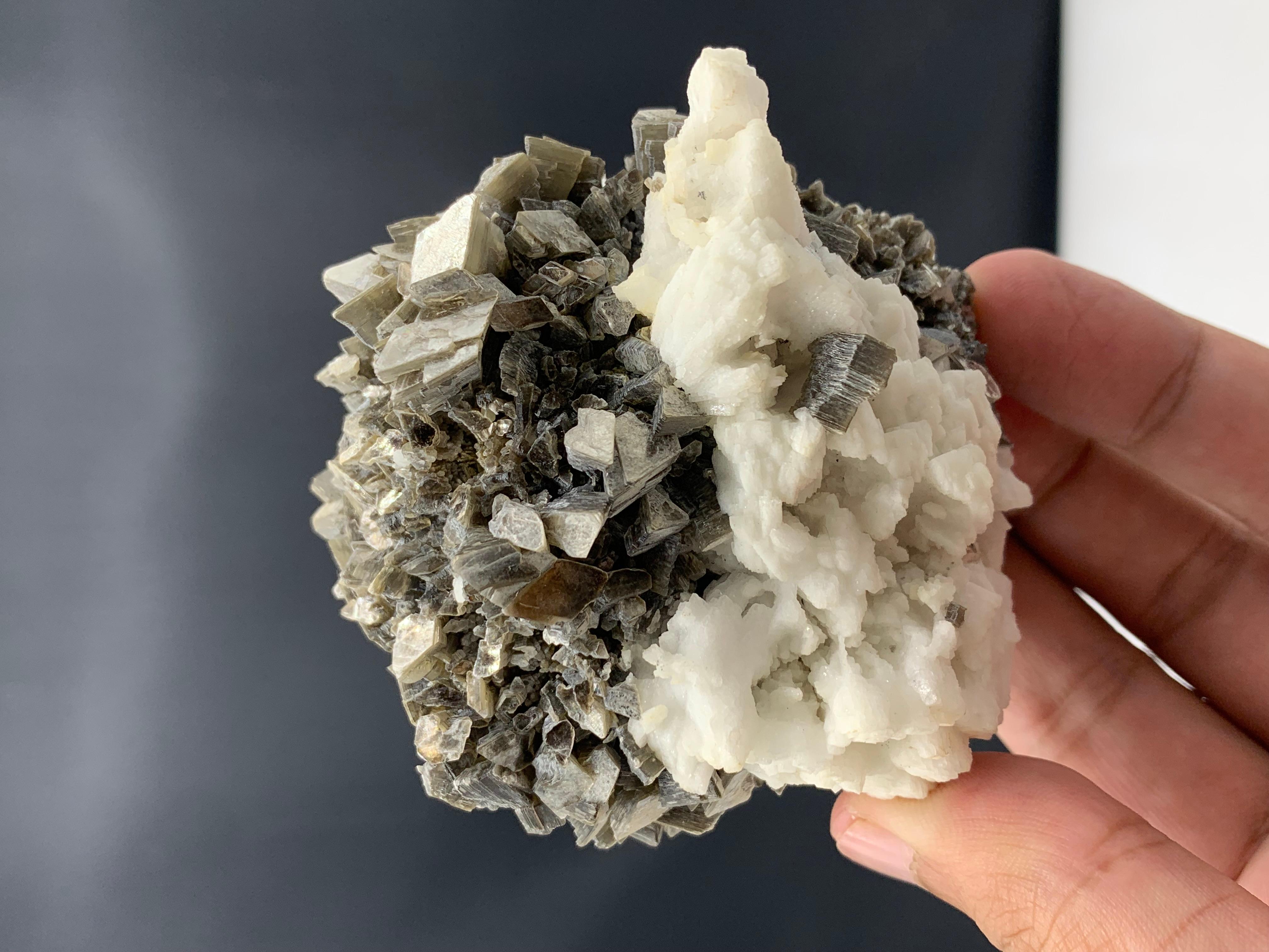 289.99 Gram Albite With Feldspar Specimen From Skardu, Pakistan  For Sale 2