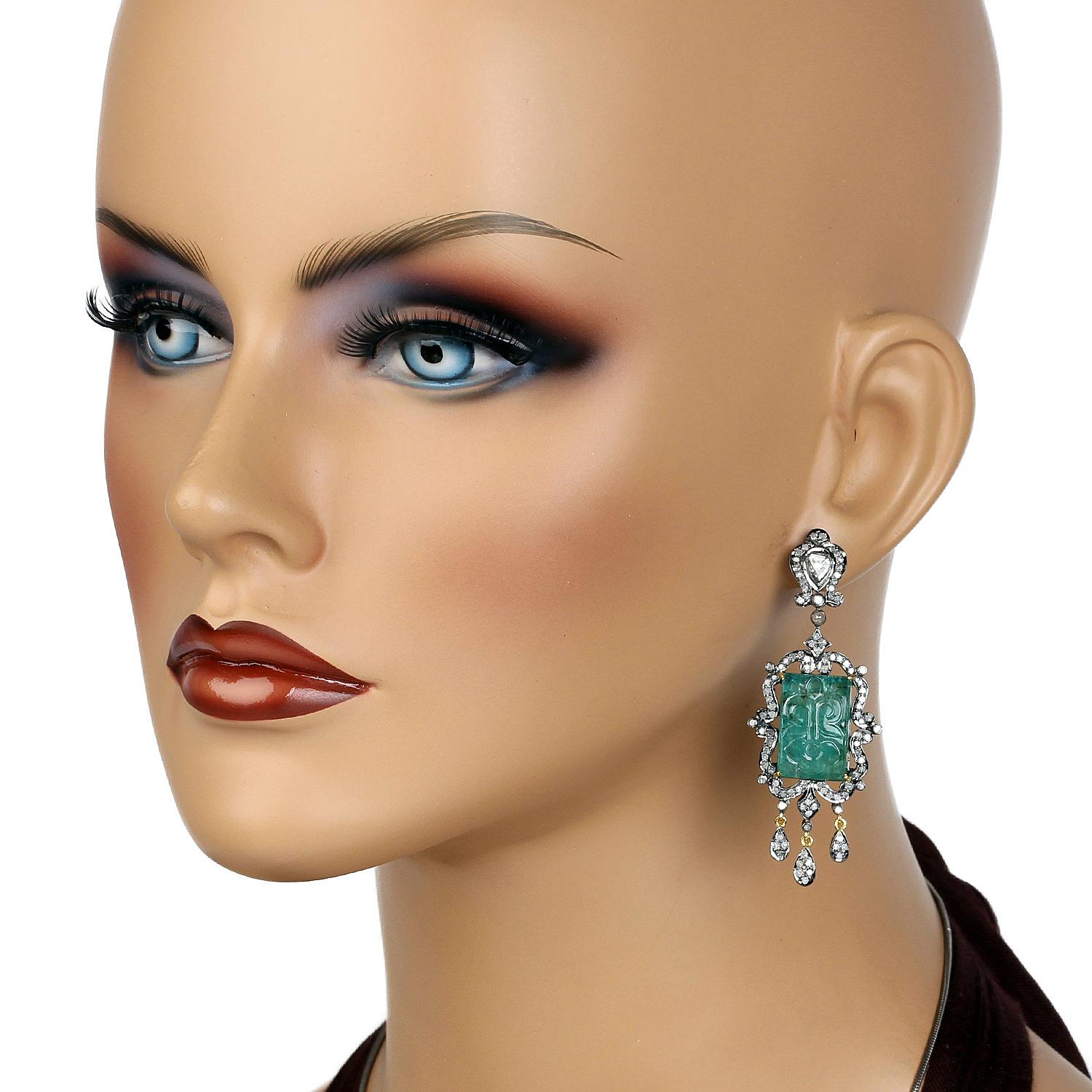 28.9 Karat geschnitzte Smaragd-Ohrringe mit Diamanten aus 18 Karat Weißgold und Silber (Zeitgenössisch) im Angebot