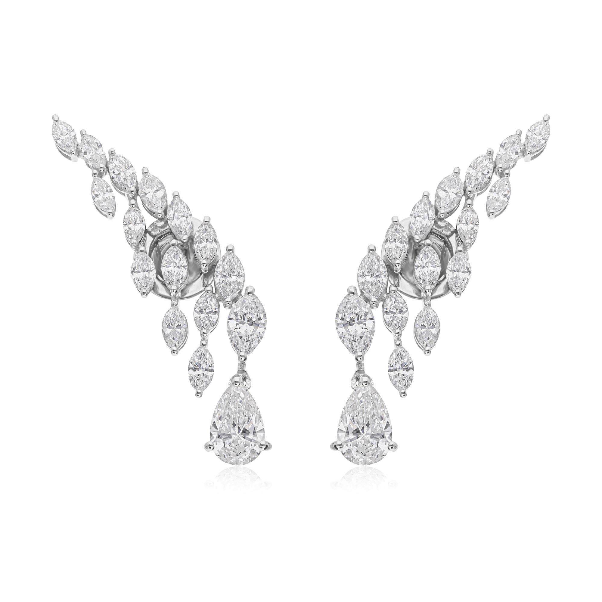 Diese exquisiten Ohrringe sind aus 18-karätigem Gold gegossen und mit 2,89 Karat funkelnden Diamanten besetzt. Der Diamant ist ein Geburtsstein des Monats April und soll das Selbstvertrauen stärken und die Kreativität fördern. Ein wunderbares