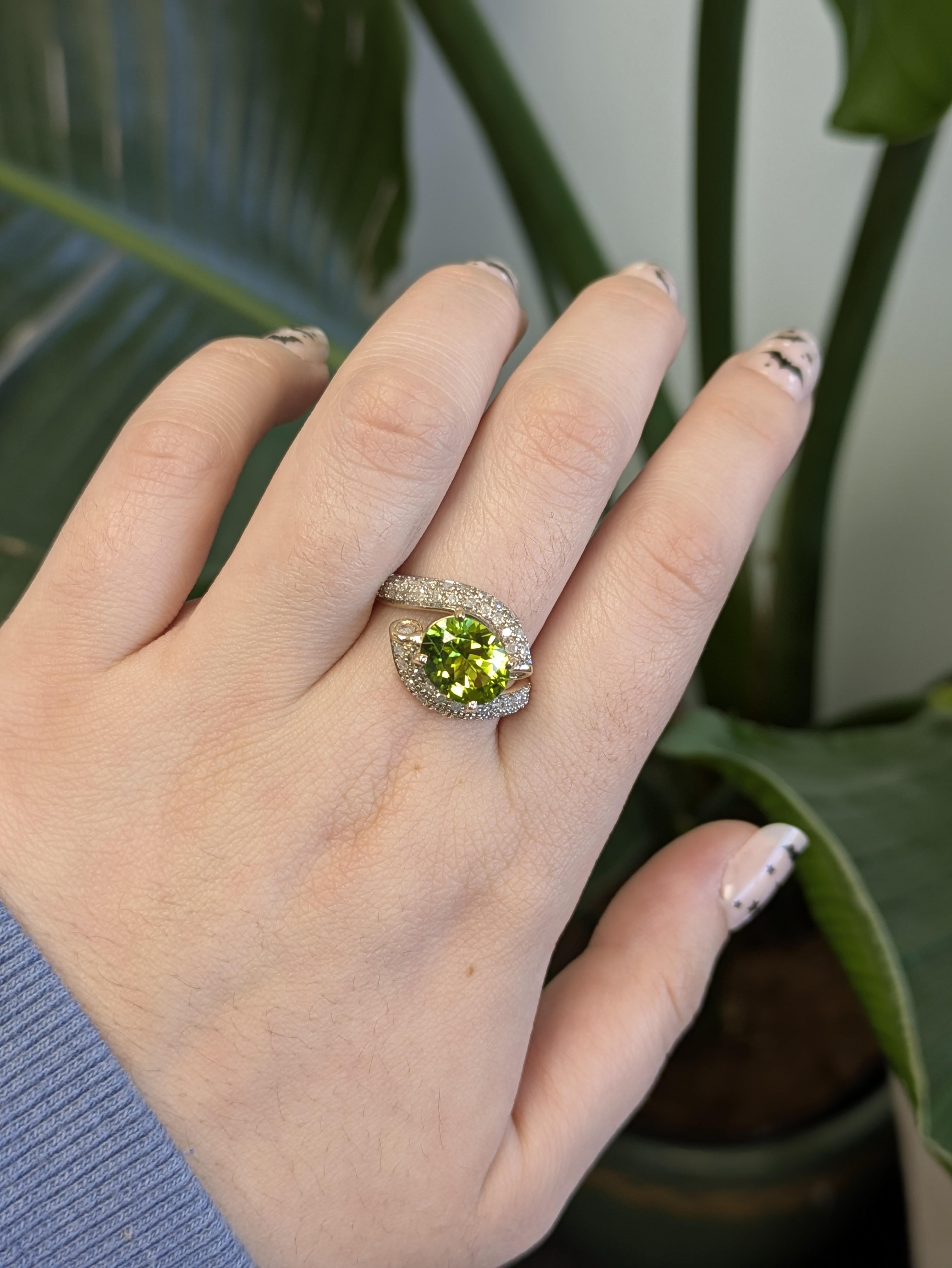Irradia una fresca eleganza con questo anello con peridoto ovale da 2,8 carati, impreziosito da scintillanti diamanti estratti dalla terra in oro massiccio 14k.
 Un vibrante tocco di verde e una brillantezza senza tempo, per brillare sotto ogni
