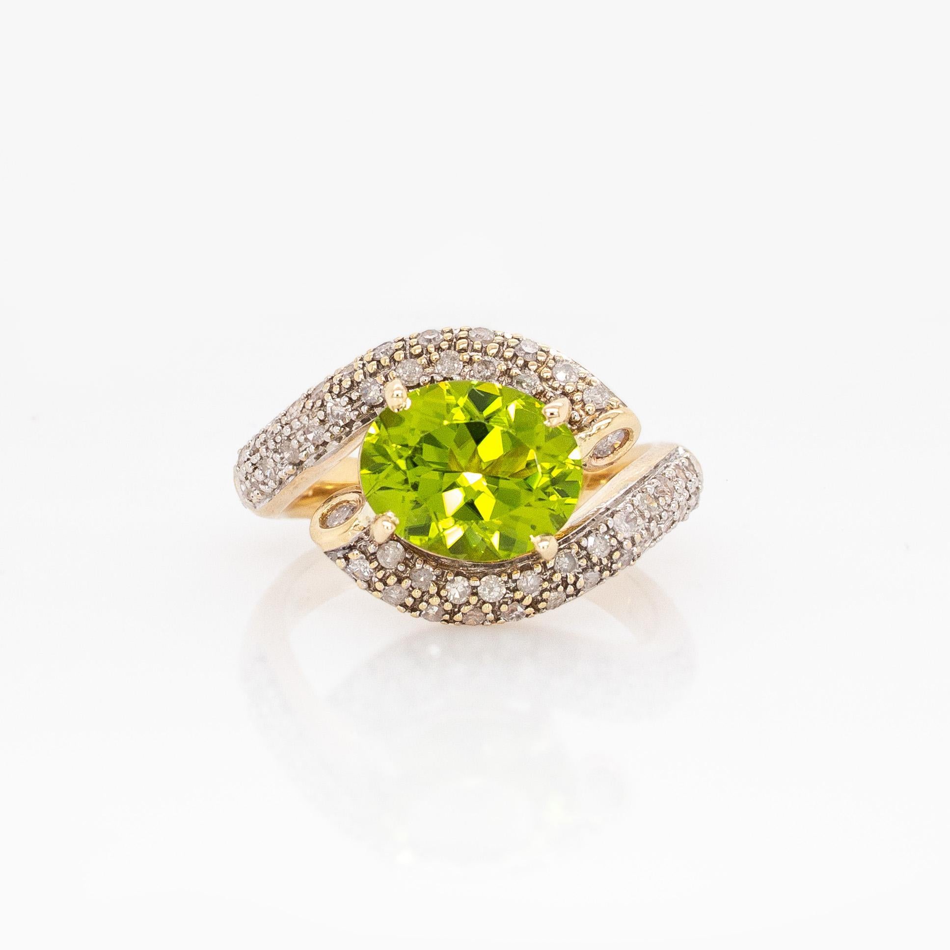 Moderno Anello con peridoto di proprietà da 2,8 carati e accenti di diamanti naturali: Oro massiccio 14k, 10x8mm in vendita