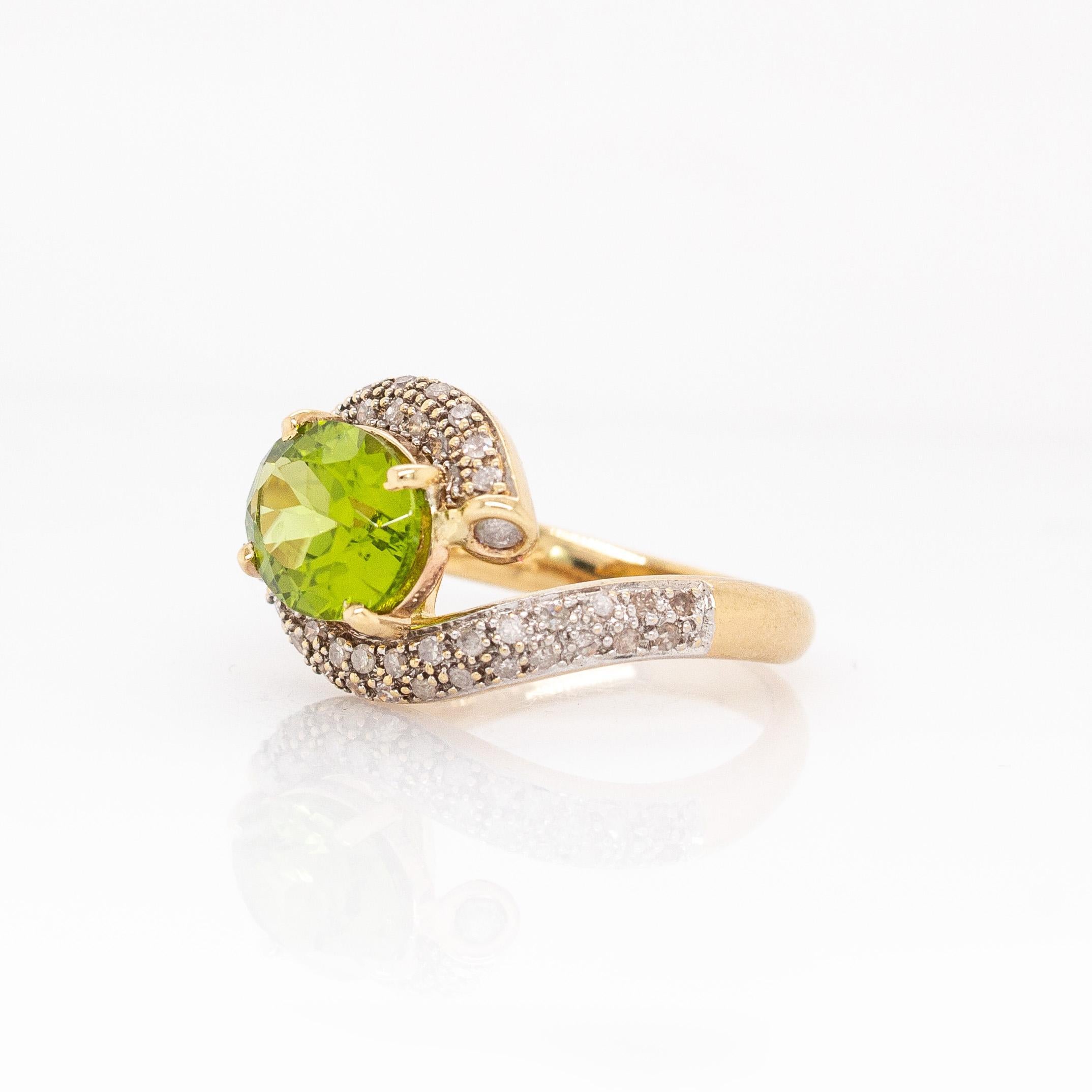 Taglio ovale Anello con peridoto di proprietà da 2,8 carati e accenti di diamanti naturali: Oro massiccio 14k, 10x8mm in vendita