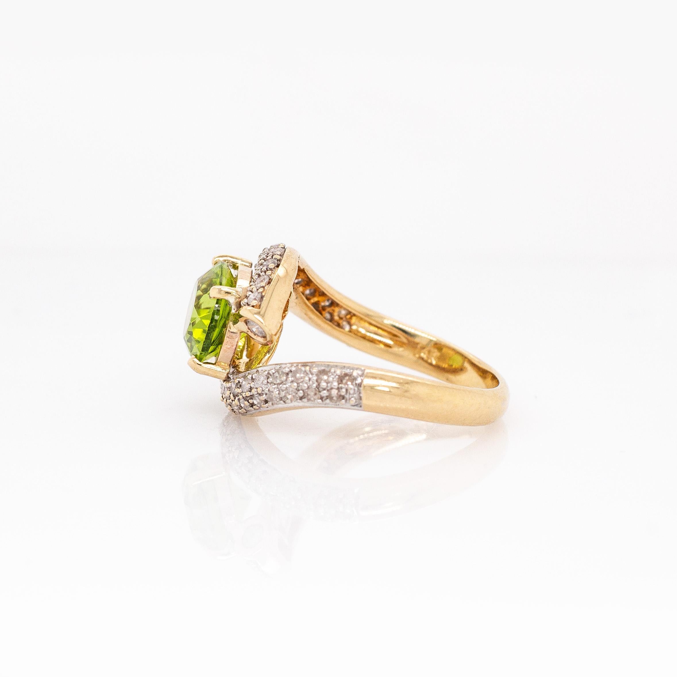 Anello con peridoto di proprietà da 2,8 carati e accenti di diamanti naturali: Oro massiccio 14k, 10x8mm In condizioni ottime in vendita a Columbus, OH