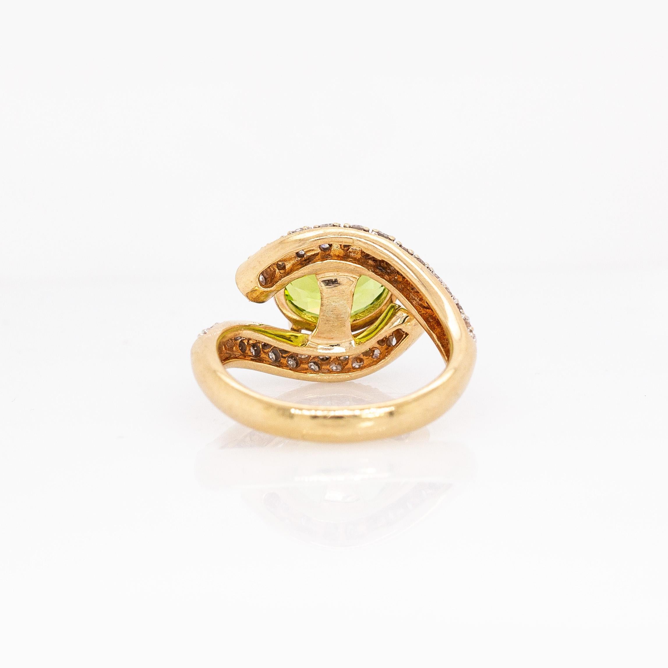 Donna Anello con peridoto di proprietà da 2,8 carati e accenti di diamanti naturali: Oro massiccio 14k, 10x8mm in vendita
