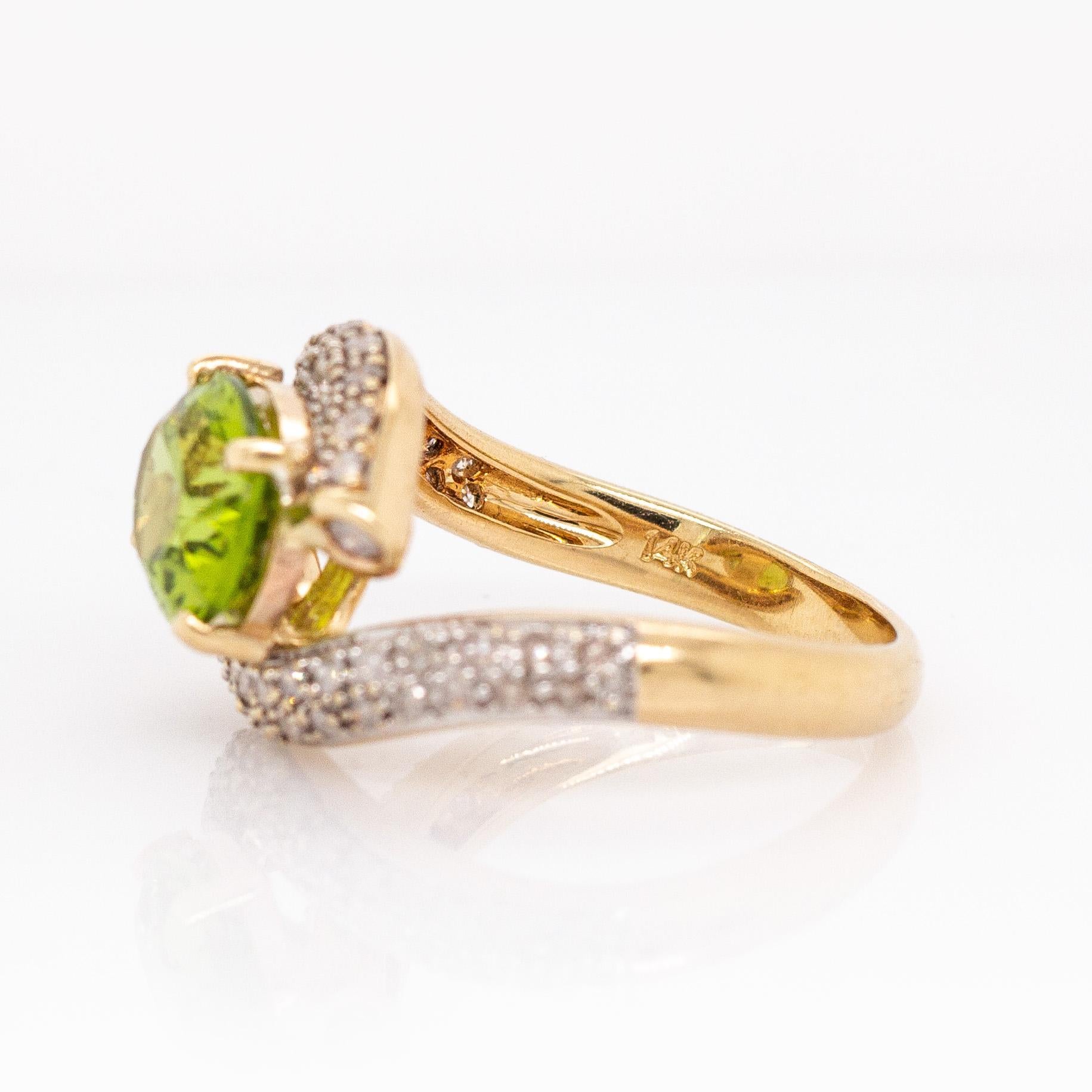 Anello con peridoto di proprietà da 2,8 carati e accenti di diamanti naturali: Oro massiccio 14k, 10x8mm in vendita 1