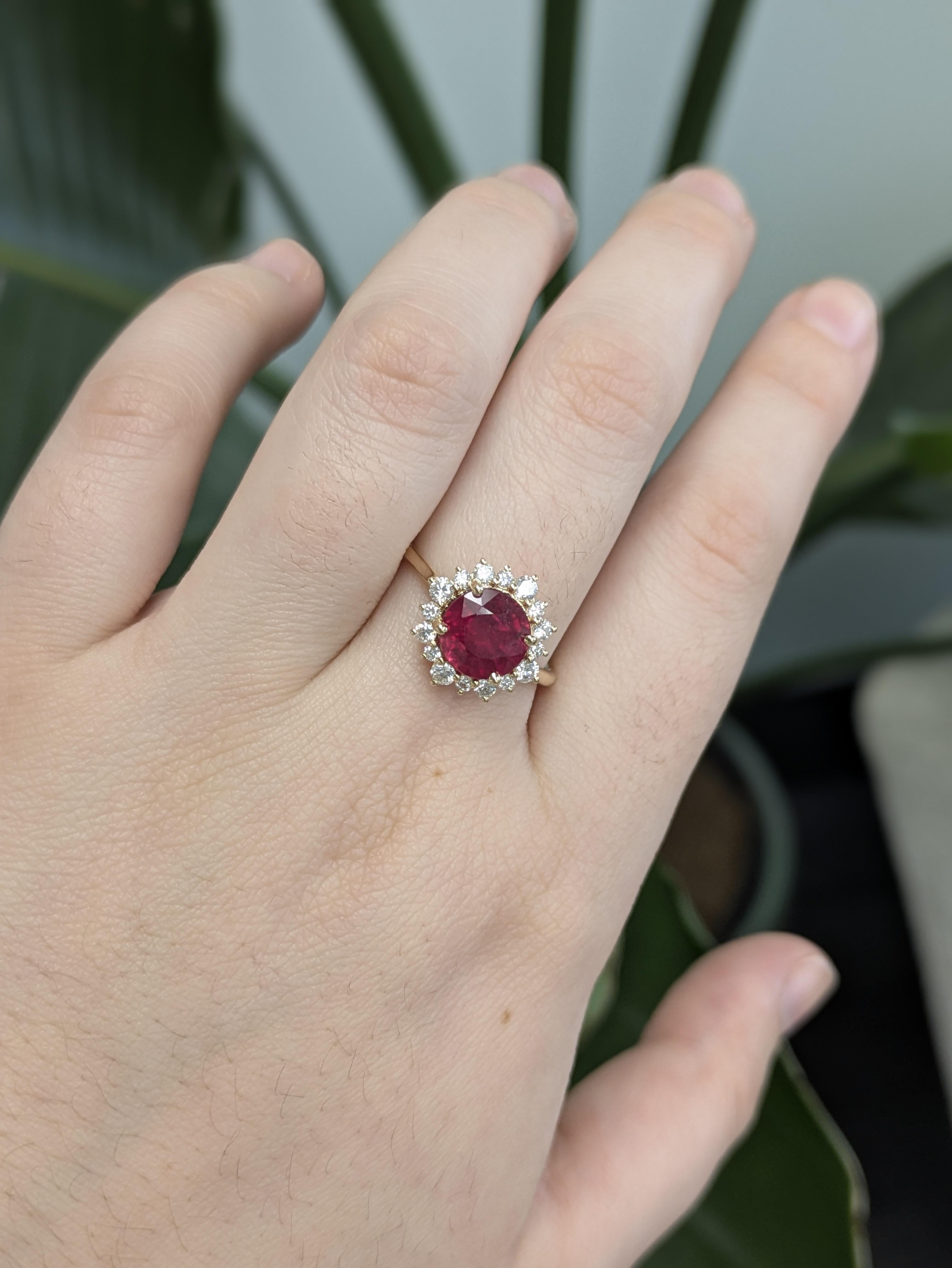 Élégante bague en or massif 14k sertie d'un rubis de Madagascar de 2,8 carats, ornée d'un rubis de taille ronde de 8 mm. Des accents de diamants naturels étincelants ajoutent une brillance et une sophistication intemporelles à cette pièce