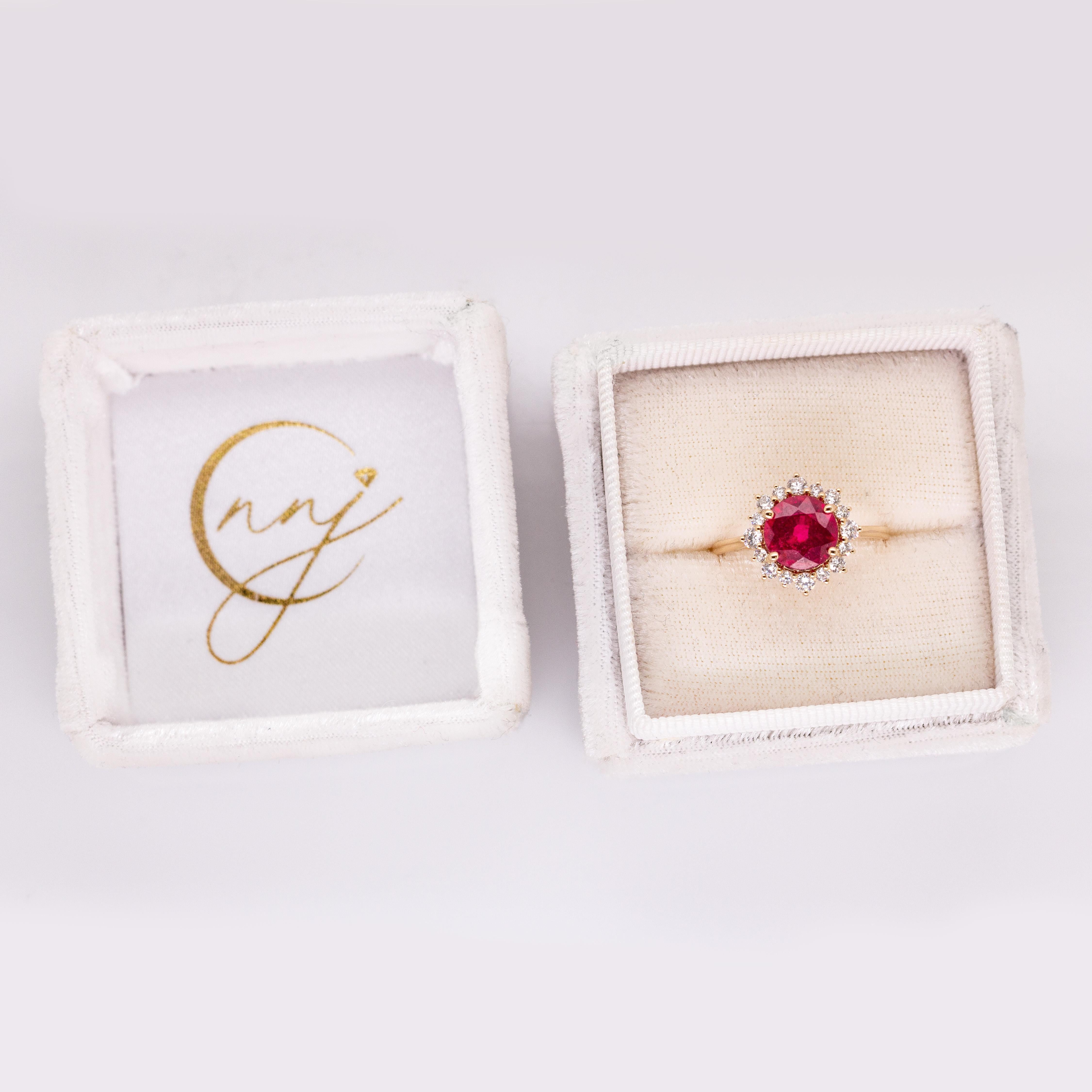 Moderne Bague en rubis de Madagascar de 2,8cts avec accents de diamants Nature : Or massif 14k, 8mm en vente