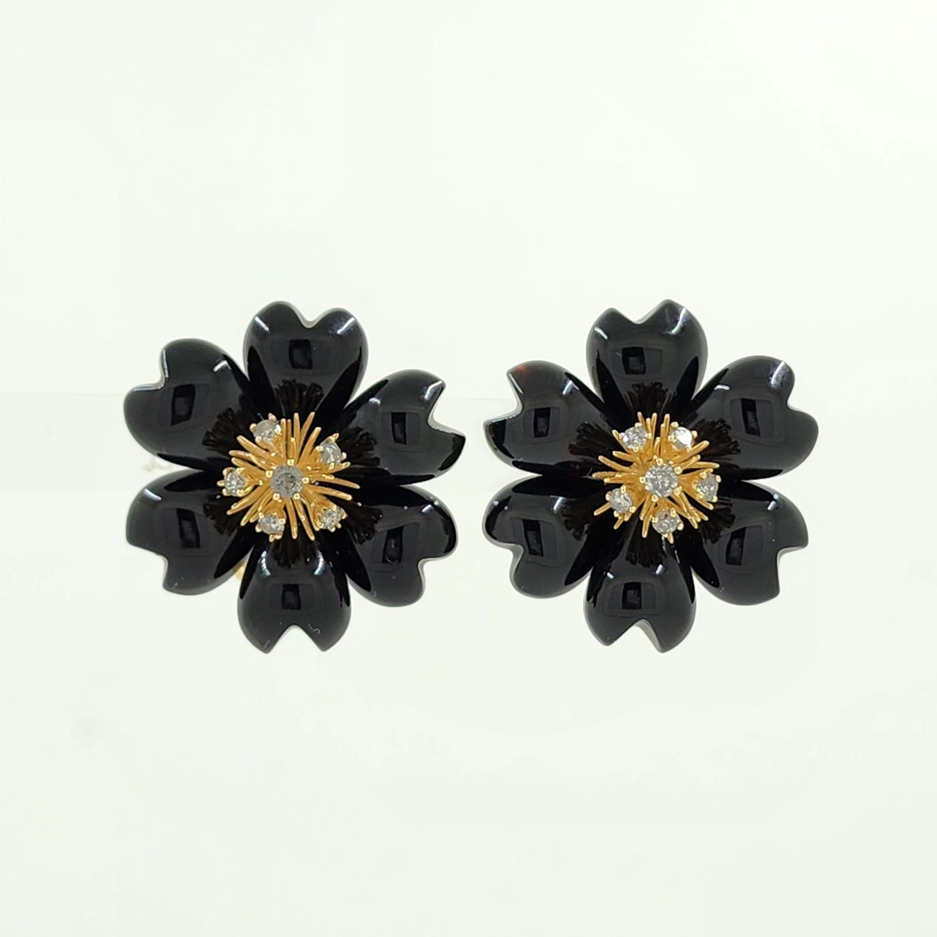 Diese exquisiten Ohrringe sind aus 14-karätigem Gelbgold gefertigt und mit einem auffälligen Blumenmuster versehen. Jeder Ohrring ist mit sorgfältig geschnitzten Onyxblütenblättern von insgesamt 38,83 Karat verziert, die ein dramatisches und