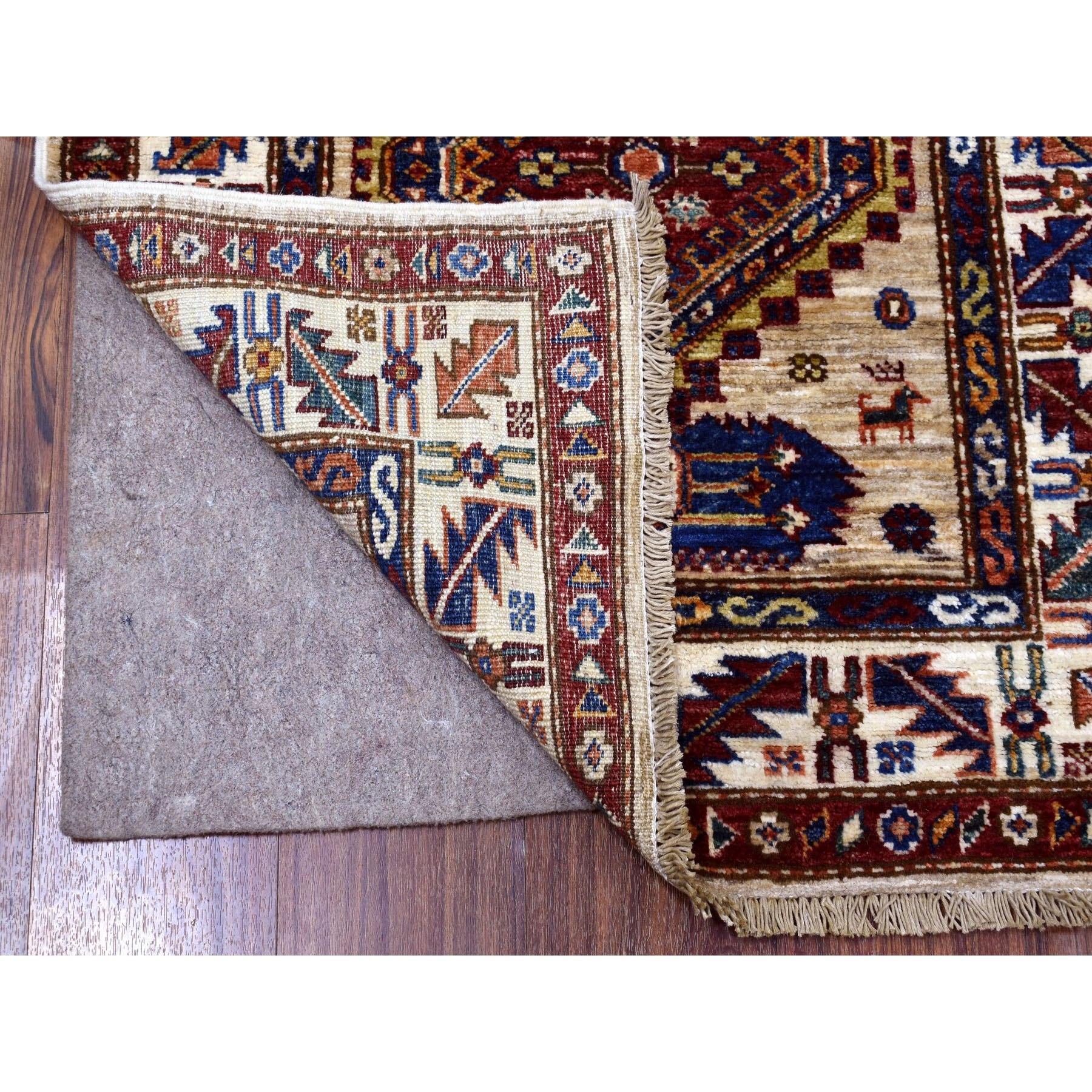 Si tratta di un autentico esemplare unico di Beige Geometric Design Natural Wool Super Kazak Hand-Knotted Oriental Runner Rugs. È stato annodato per mesi e mesi con tecniche di tessitura secolari da esperti artigiani.
Materiali primari: