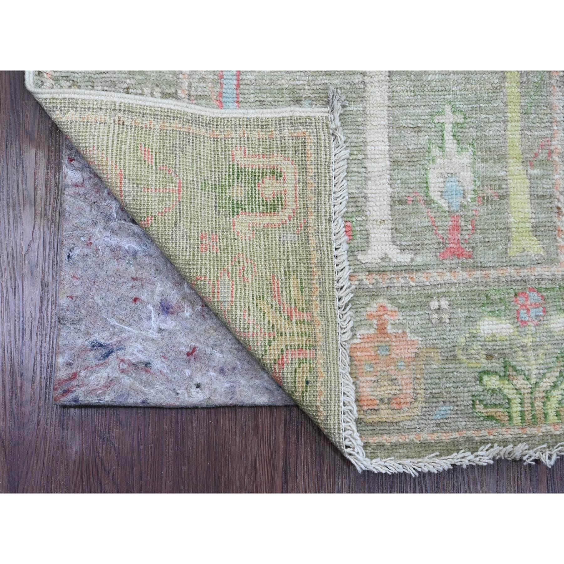 Laurel Green, Afghanischer Angora Oushak mit buntem Zypressen- und Weidenmuster, pflanzlich gefärbt, 100% Wolle, handgeknüpft, Läufer, Orientteppich
Primäre MATERIALIEN: Wolle
Latex: Kein Flor 
Höhe: 0,25 Zoll
Stil: Transitional
Grundfarbe: