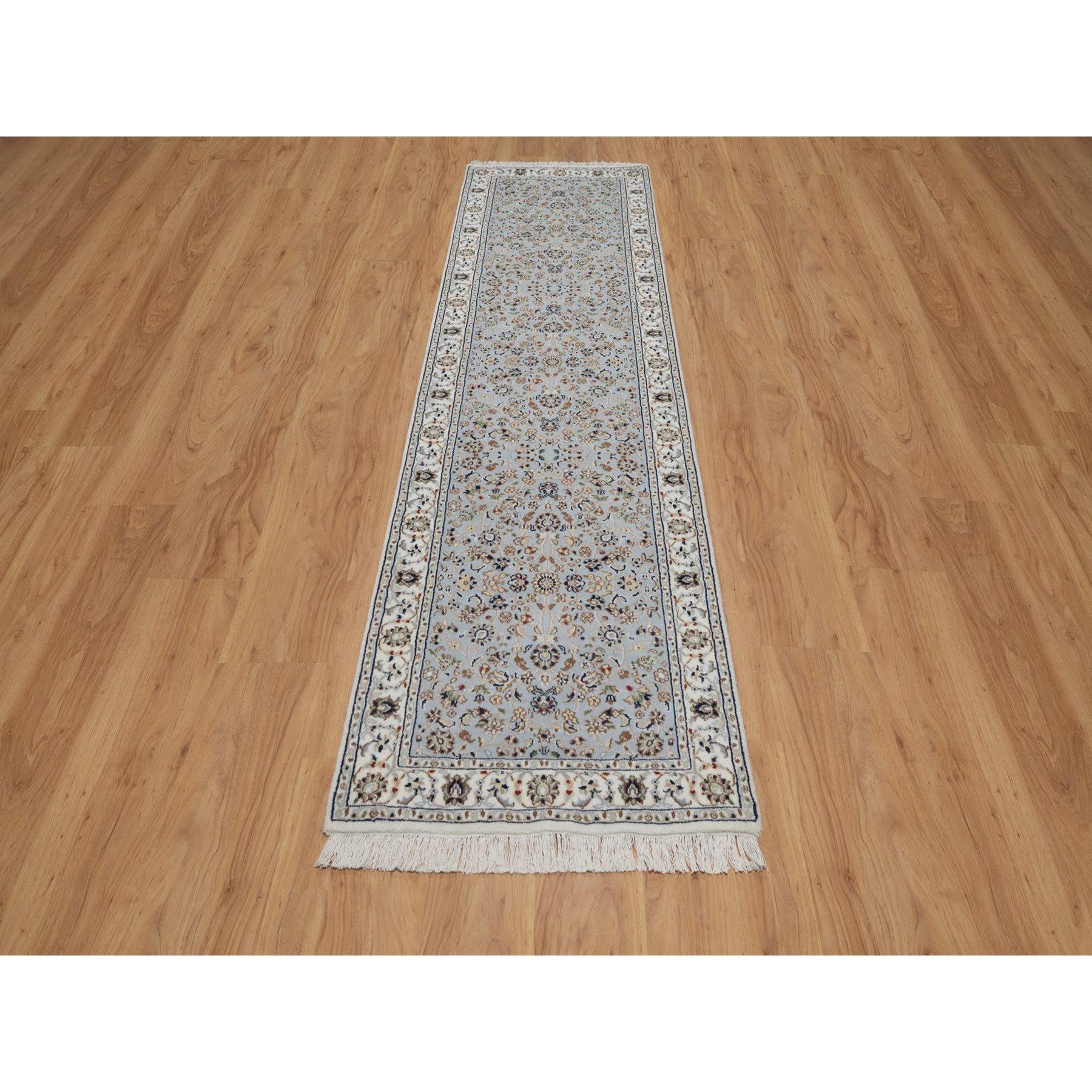 Bleu pigeon, laine et soie, Nain avec motifs floraux, noué à la main, 250 KPSI, poils souples, chemin de table, tapis d'Orient
Matériaux primaires : Laine et soie
Latex : Pas de poils 
hauteur : 0,25 pouces
Style : Traditionnel
Couleur primaire :