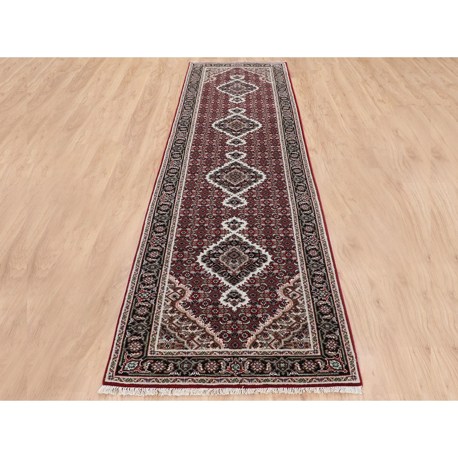 Dies ist eine wirklich echte one-of-a-kind Red Tabriz Mahi Fisch Design Wolle handgeknüpft Läufer Teppich. Es wurde monatelang in der jahrhundertealten persischen Webtechnik von erfahrenen Handwerkern geknüpft.
Primäre MATERIALIEN: Wolle 
Latex: