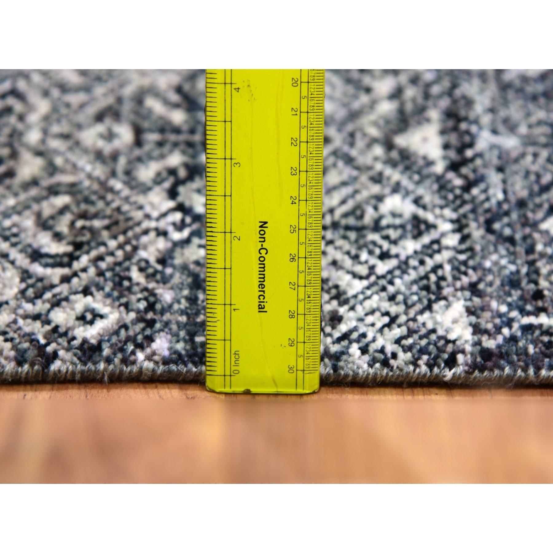 Hand-Knotted 2'8