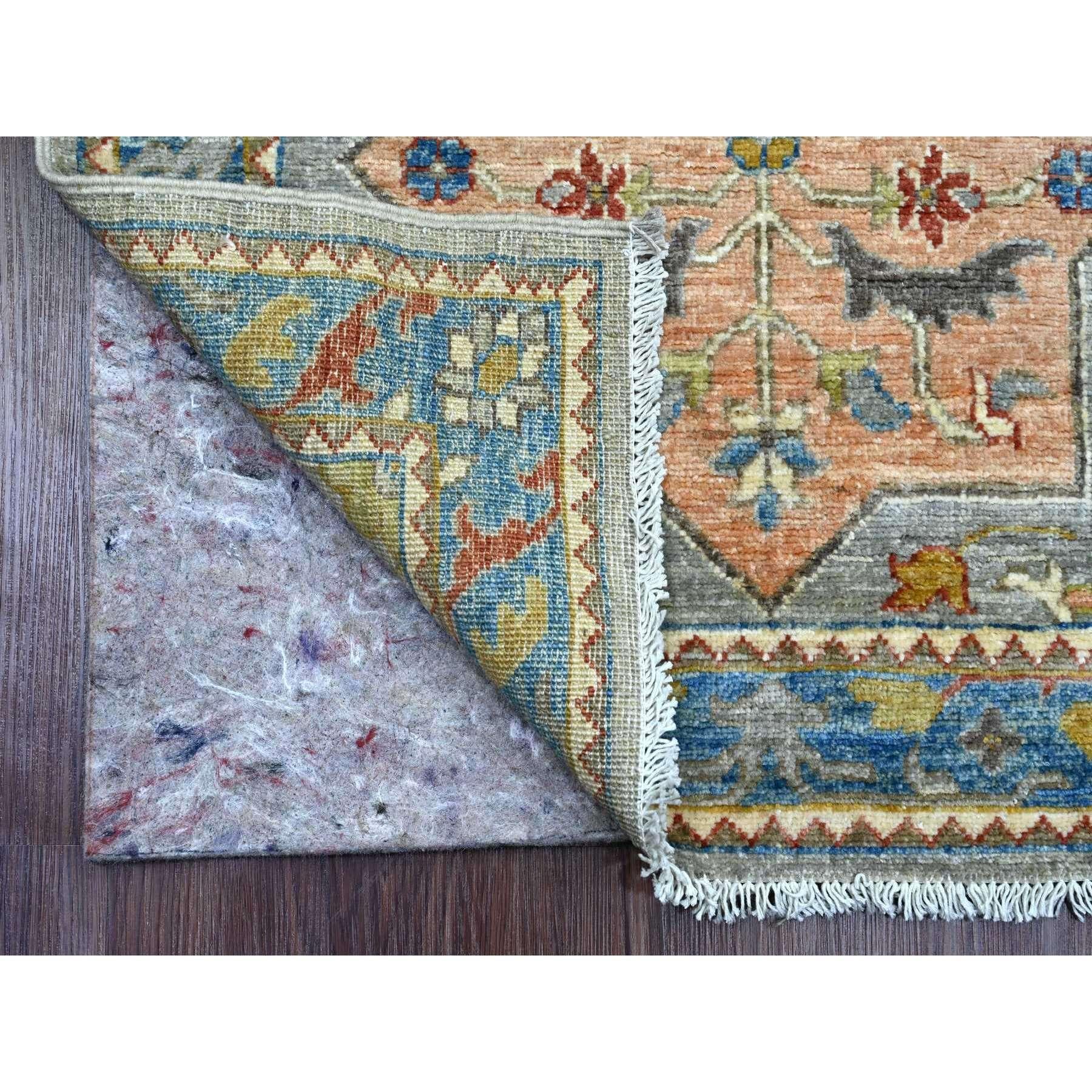 Flint Gray, Aryana Collection, Afghanischer Peshawar mit kaukasischem Akstafa Design, Handgeknüpft, Hochgebirgswolle, Läufer, Orientteppich
Primäre MATERIALIEN: Wolle
Latex: Kein Flor 
Höhe: 0,25 Zoll
Stil: Transitional
Grundfarbe: Grau
Sekundäre