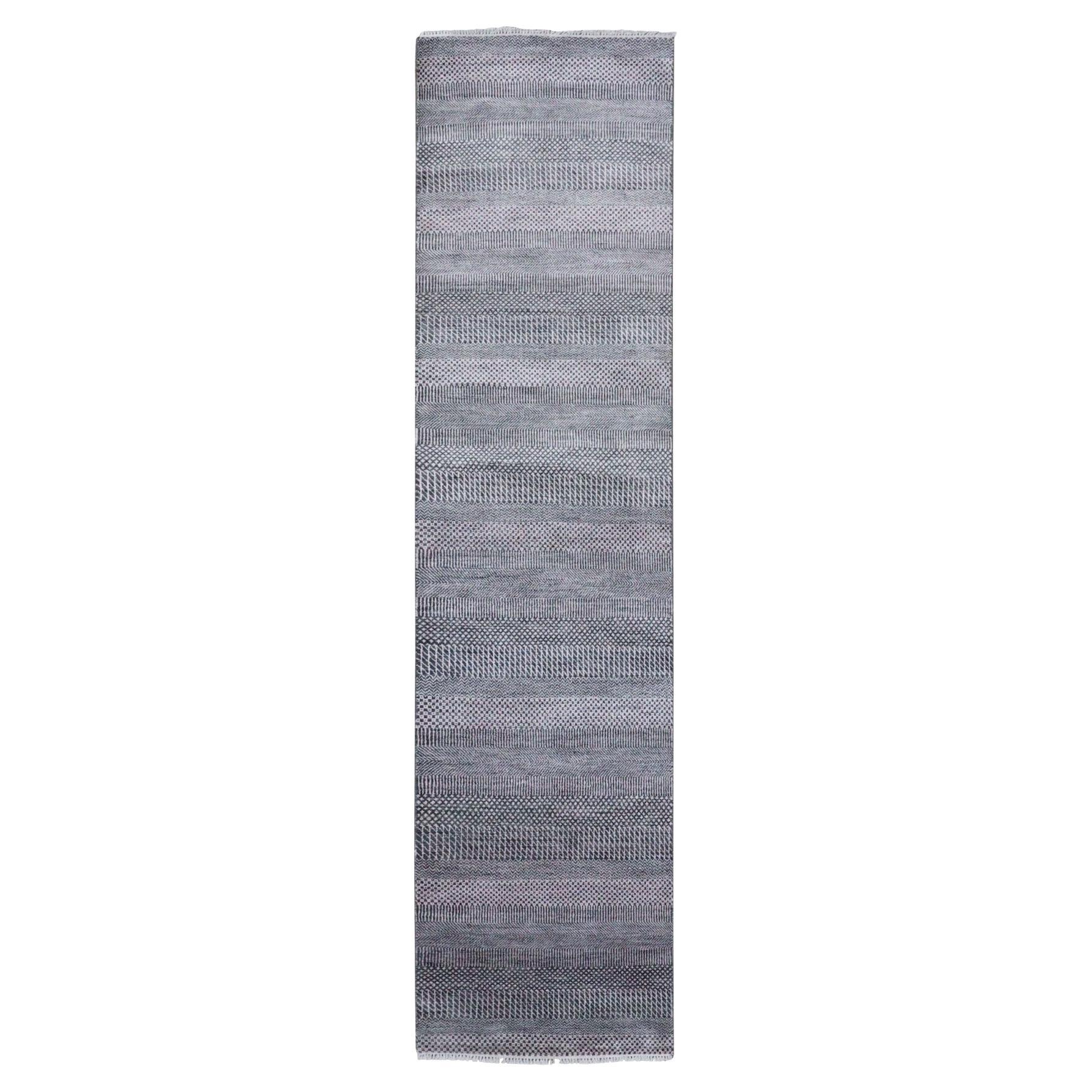 2
8 "x10
2" Gris, Lana y Seda Anudadas a Mano, Alfombra Moderna de Pasillo con Diseño de Hierba