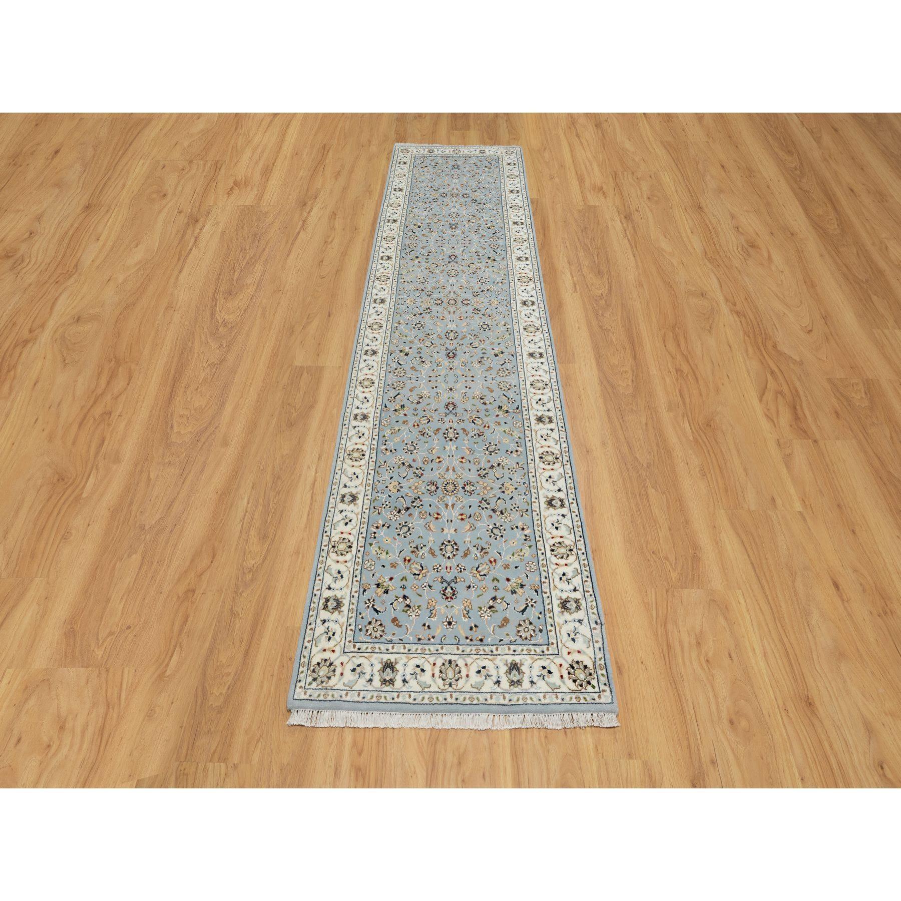 Hellblau, 250 KPSI, Nain mit Allover-Blumenmuster, Wolle und Seide, handgeknüpft, Läufer, Orientteppich
Primäre MATERIALIEN: Wolle & Seide
Latex: Kein Flor 
Höhe: 0,25 Zoll
Stil: Traditionell
Grundfarbe: Blau
Sekundäre Farben: Braun, Marineblau,