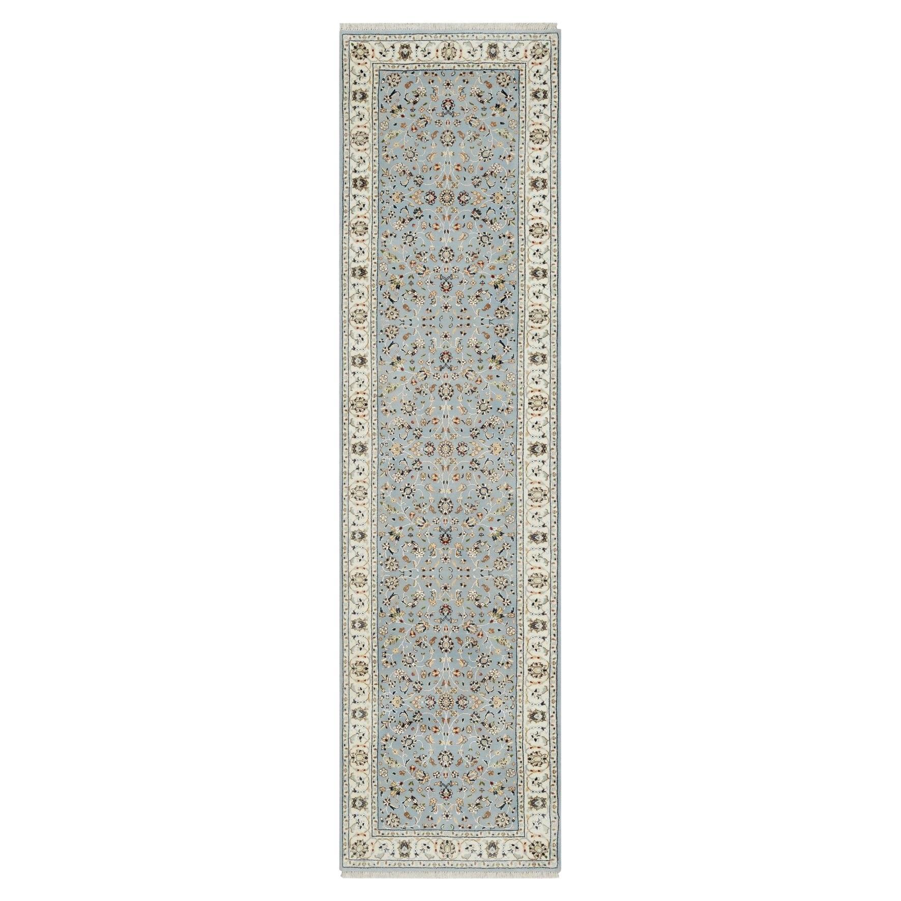 2'8 "x10'3" Hellblauer Nain mit Blumenmuster Wolle und Seide Handgeknüpfter Läufer im Angebot