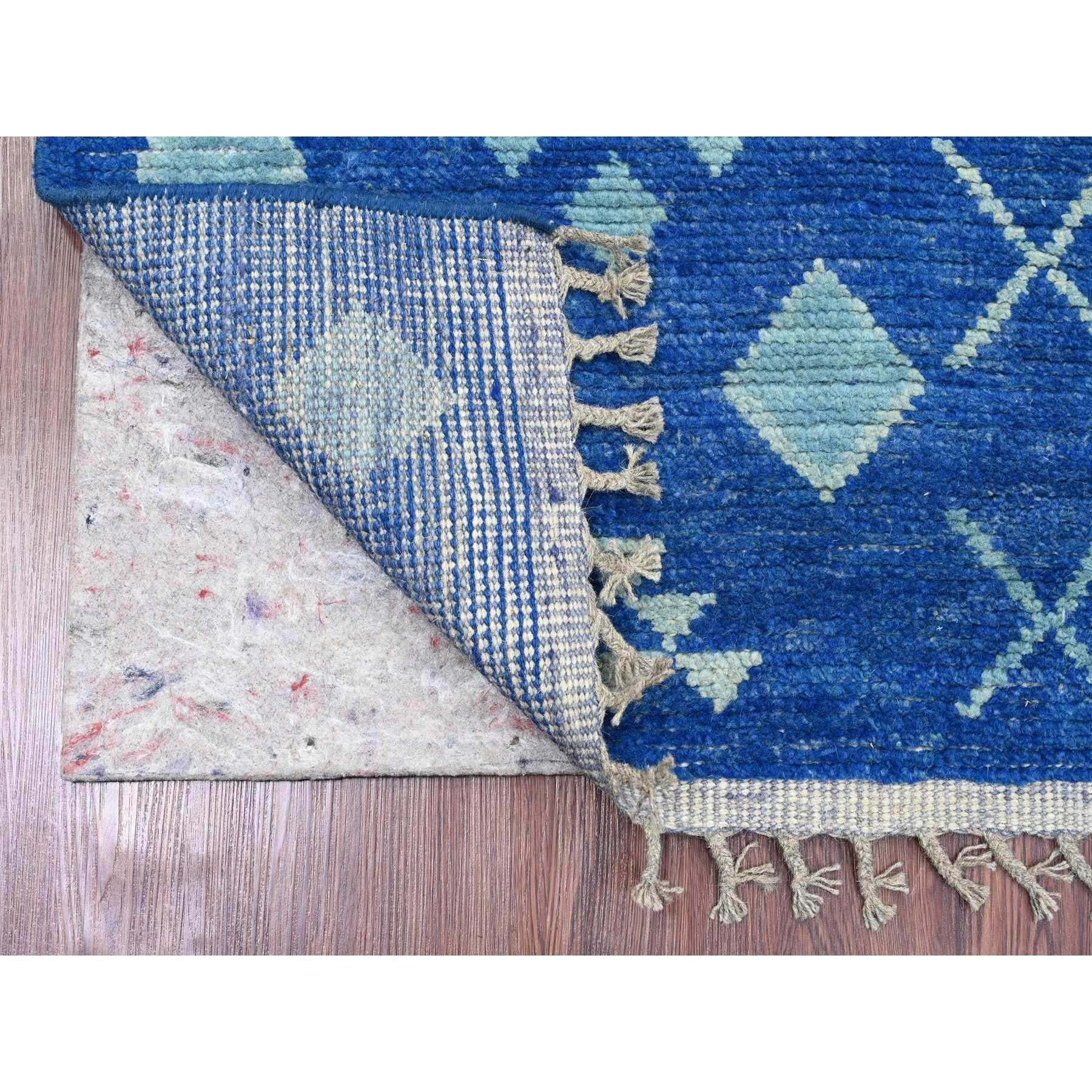 Blu cobalto, Trama marocchina con motivo geometrico, Lana morbida, Annodato a mano, Tono su tono, Pile strutturato, Runner, Tappeto orientale
Materiali primari: Lana
Lattice: No Pile 
altezza: 0,25 pollici
Stile: Tradizionale
Colore primario: