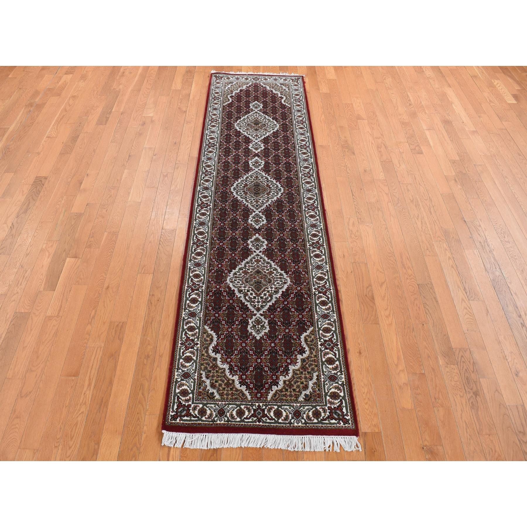 Rosso Sangria, Tabriz Mahi, Pura Lana, Annodato a mano, Tappeto orientale Runner 
Materiali primari: Lana
Lattice: No Pile 
altezza: 0,25 pollici
Stile: Tradizionale
Colore primario: Rosso
Colori secondari: Verde, Marrone, Grigio, Colore Tan,