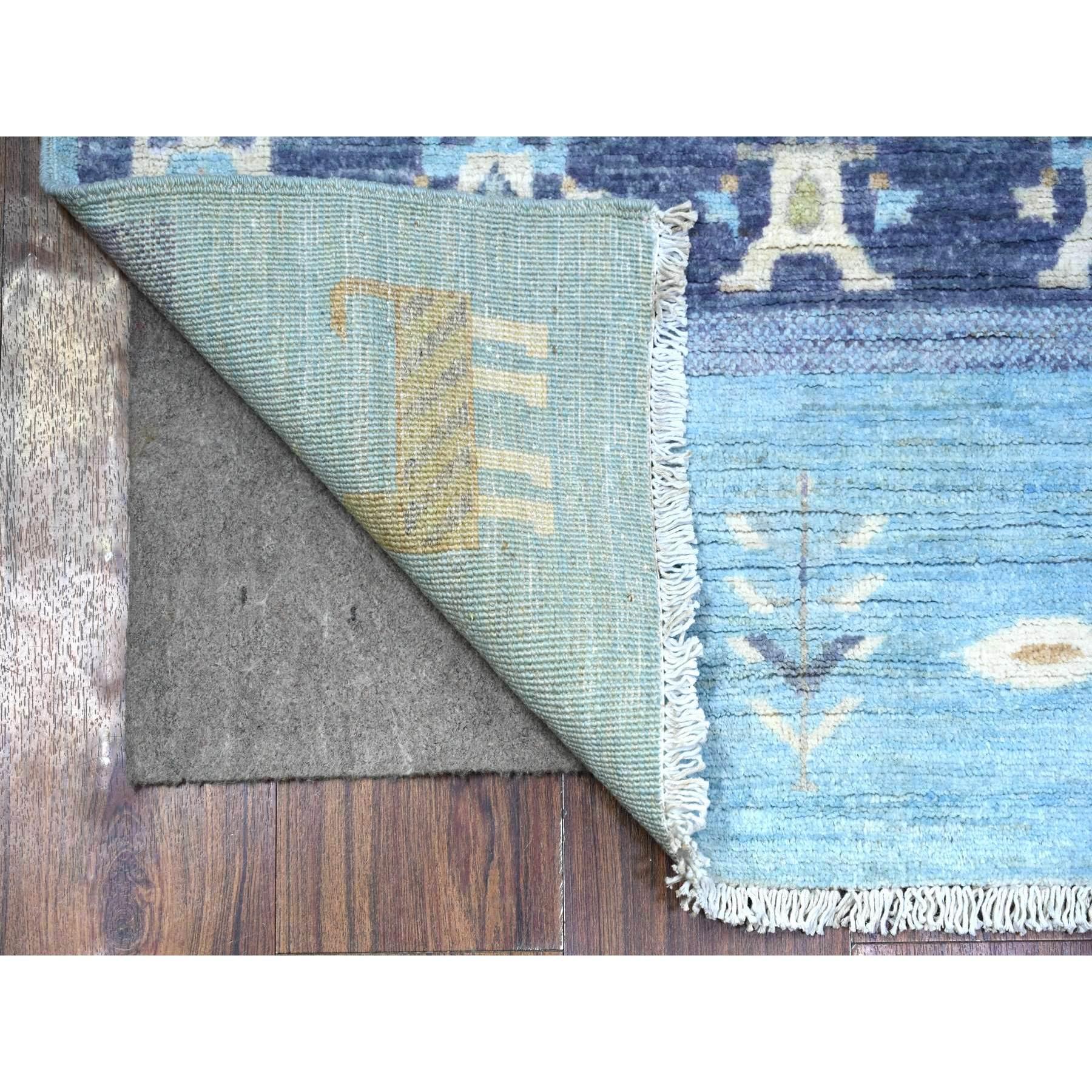 Dies ist eine wirklich echte one-of-a-kind afghanischen Kashkuli Gabbeh beeinflusst von Motiven in der Natur, handgeknüpft, Orientteppich. Es wurde monatelang von erfahrenen Kunsthandwerkern in jahrhundertealten Webtechniken geknüpft.
Primäre