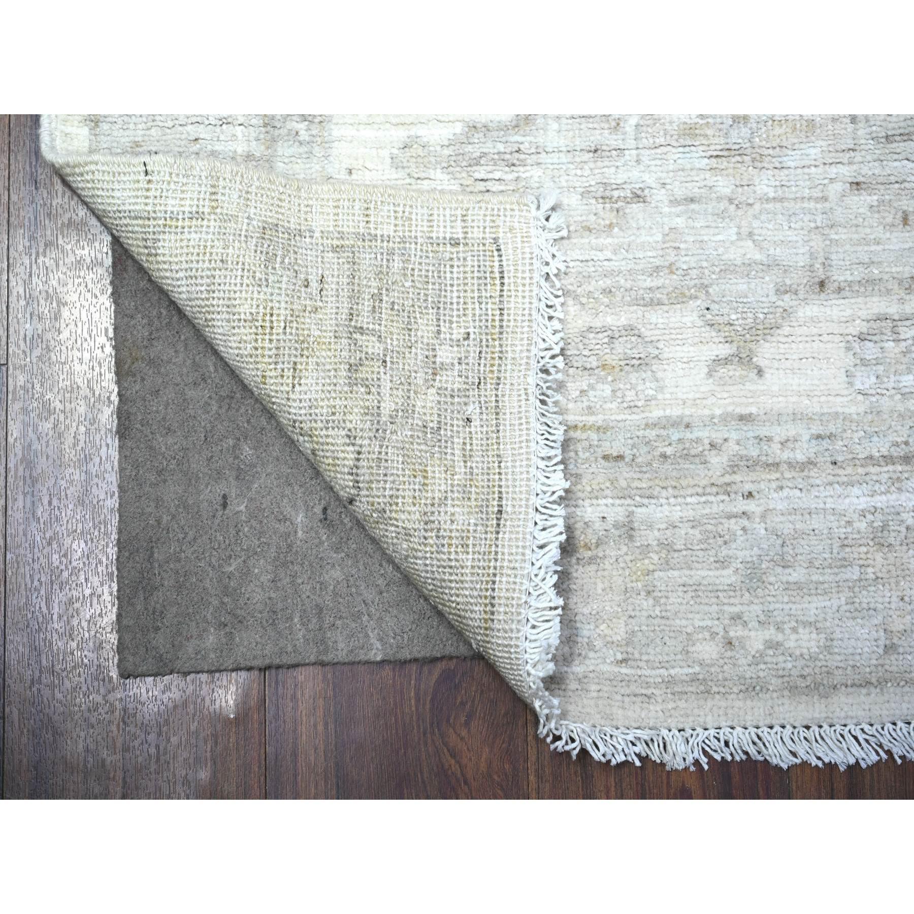 Il s'agit d'un véritable tapis d'Orient White Wash Whiting, noué à la main, en pure laine. Il a été noué pendant des mois et des mois selon des techniques de tissage séculaires par des artisans experts.
Matières premières : Laine
Latex : Pas de