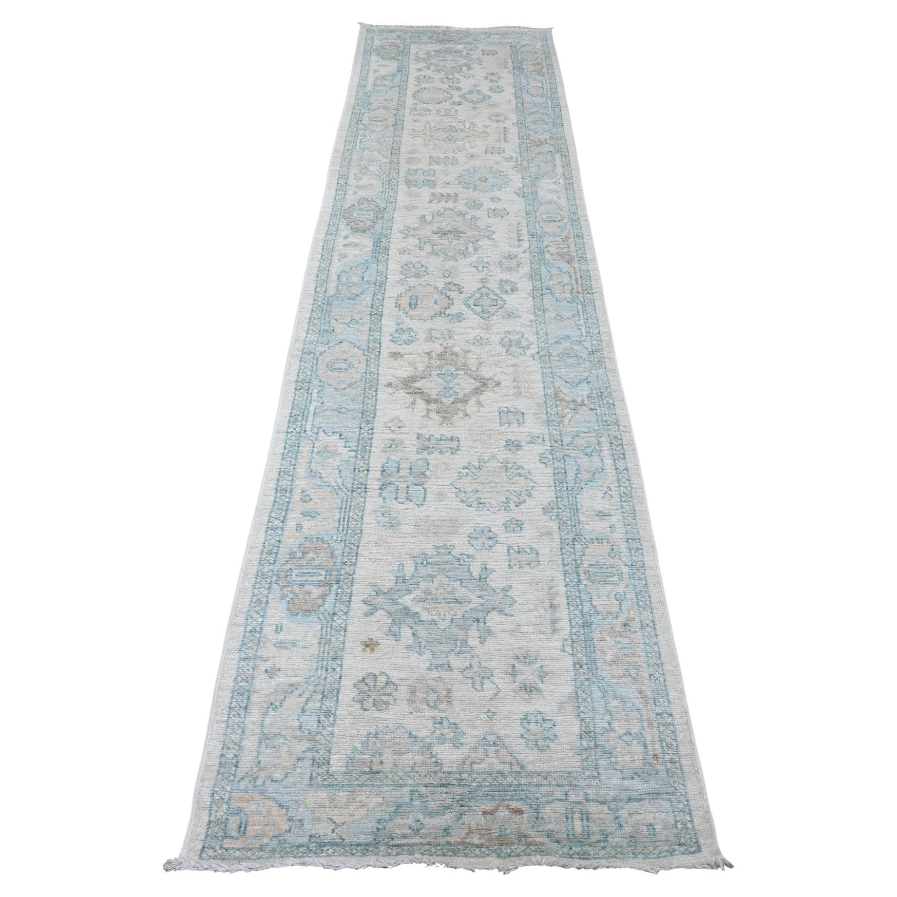 Tappeto Runner in lana annodata a mano 2'8 "x11'4" bianco con design geometrico Angora Oushak in vendita