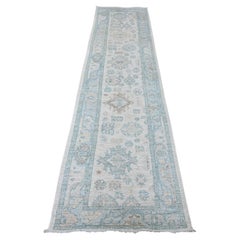Tappeto Runner in lana annodata a mano 2'8 "x11'4" bianco con design geometrico Angora Oushak