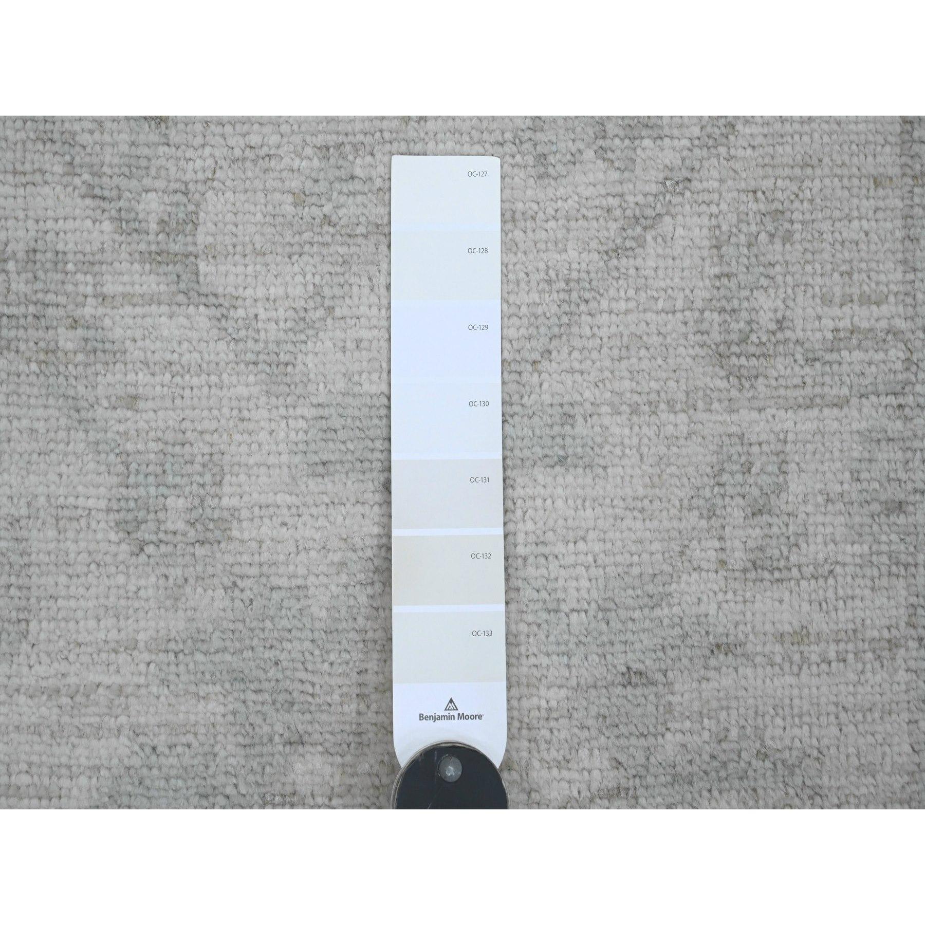 Afghano Tappeto Runner in lana bianco annodato a mano in angora afghana con design a foglie di Oushak in vendita