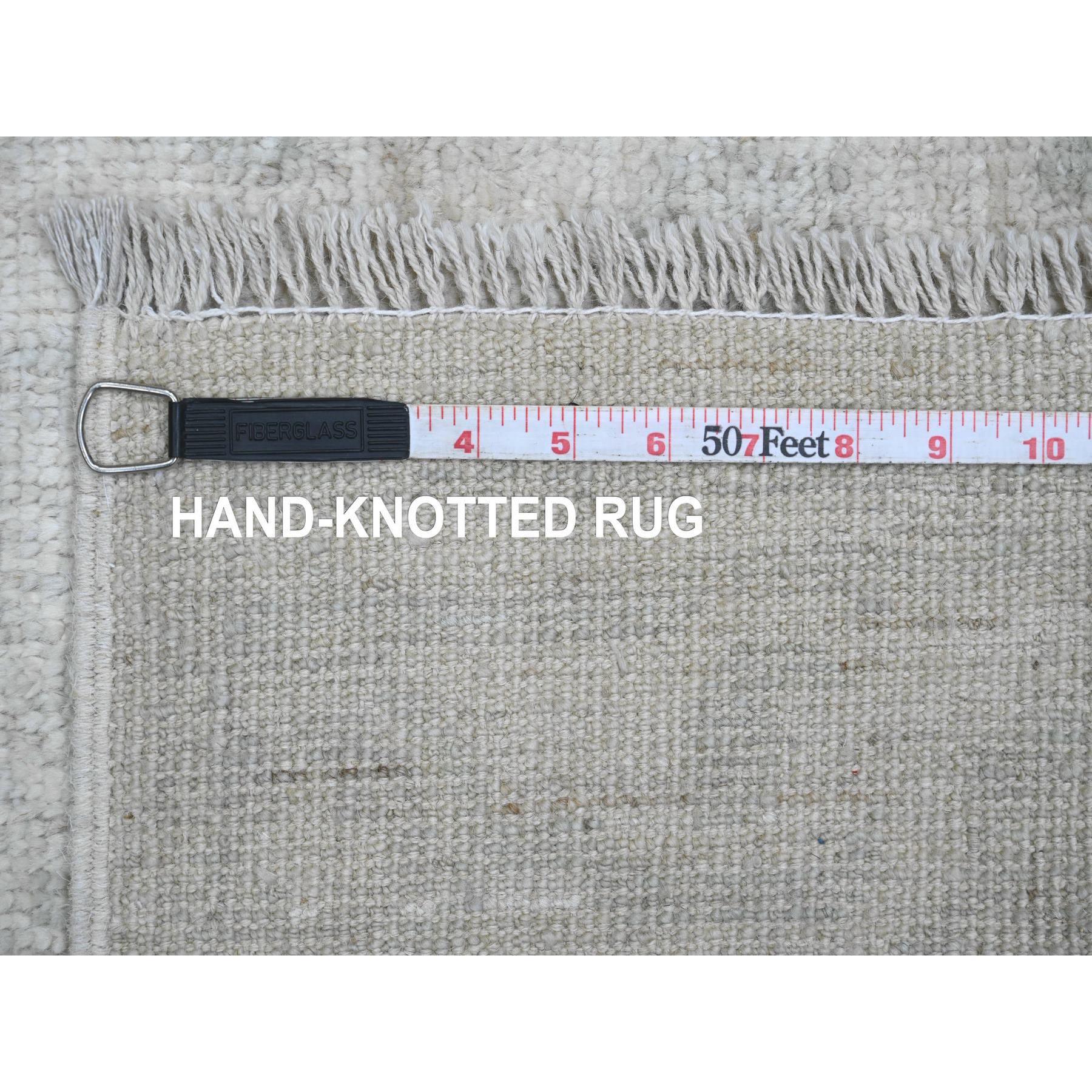 XXI secolo e contemporaneo Tappeto Runner in lana bianco annodato a mano in angora afghana con design a foglie di Oushak in vendita