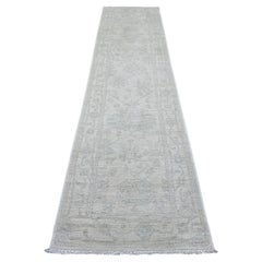Tappeto Runner in lana bianco annodato a mano in angora afghana con design a foglie di Oushak