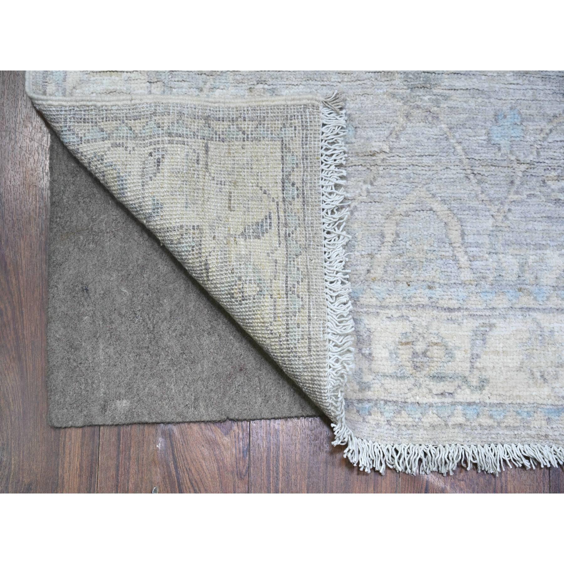 Gainsboro Gray, Lana Naturale, White Wash Peshawar, Annodato a mano, Tinture Vegetali, Tappeto Orientale Runner
Materiali primari: Lana
Lattice: No Pile 
altezza: 0,25 pollici
Stile: Di transizione
Colore primario: Grigio
Colori secondari: