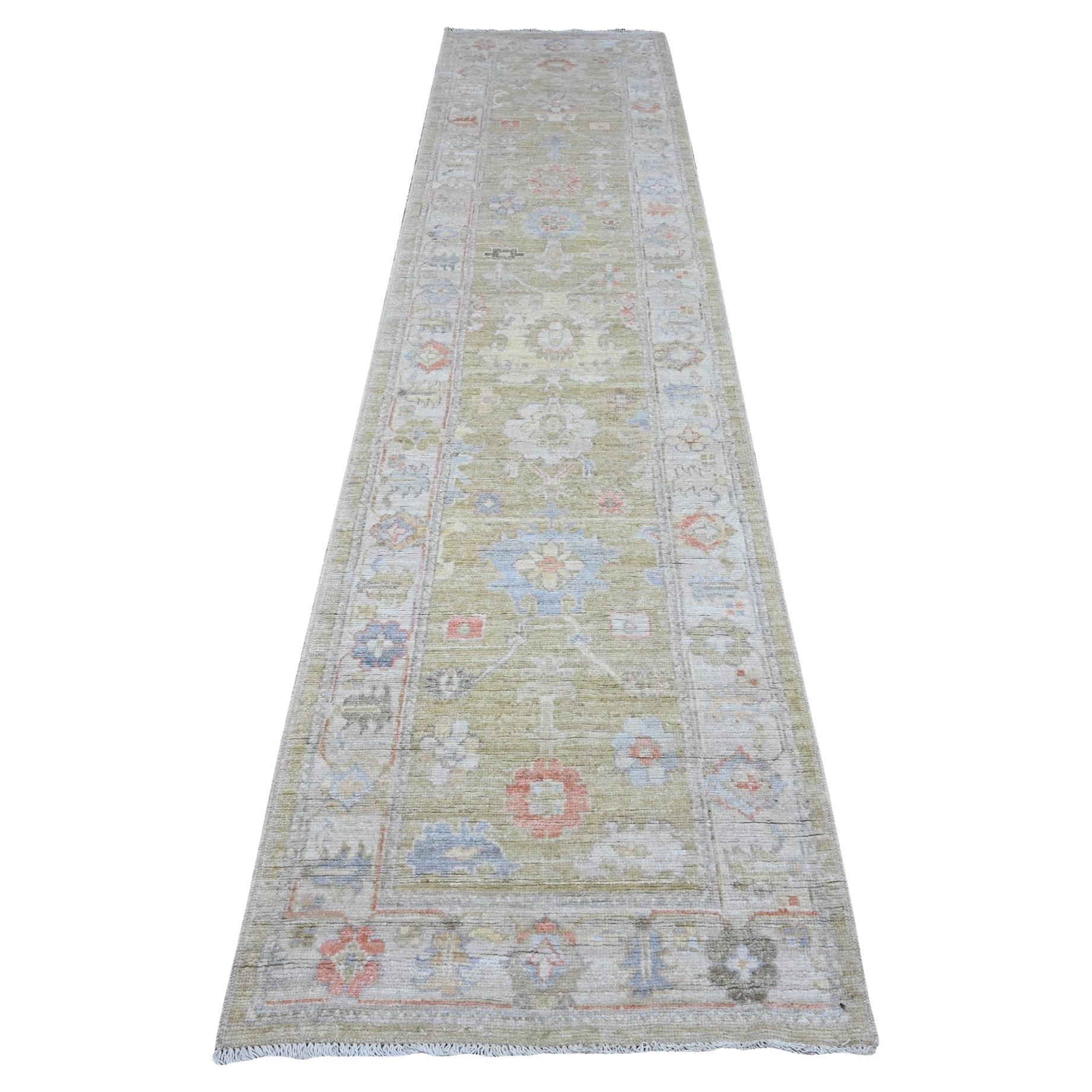Tappeto Runner Oushak in pura lana d
angora annodato a mano con design verde all over 2
8 "x11
6"