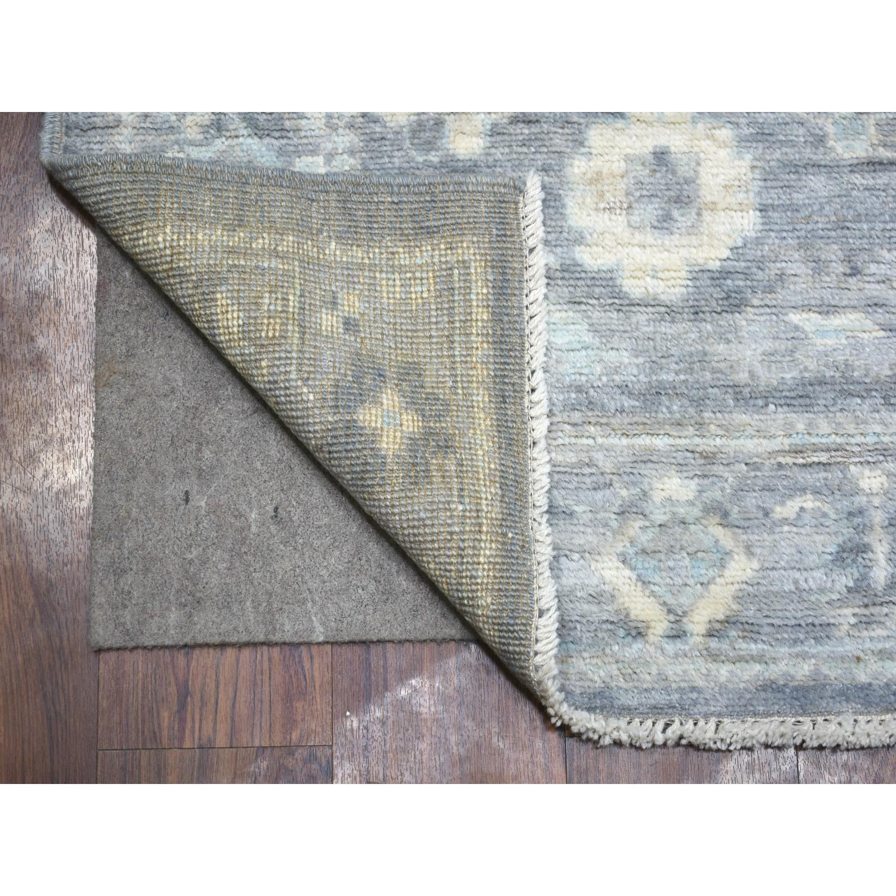 Il s'agit d'un véritable tapis d'Orient gris, noué à la main, Afghan Angora Ushak, teintures naturelles, pure laine. Il a été noué pendant des mois et des mois selon des techniques de tissage séculaires par des artisans experts.
Matières premières :