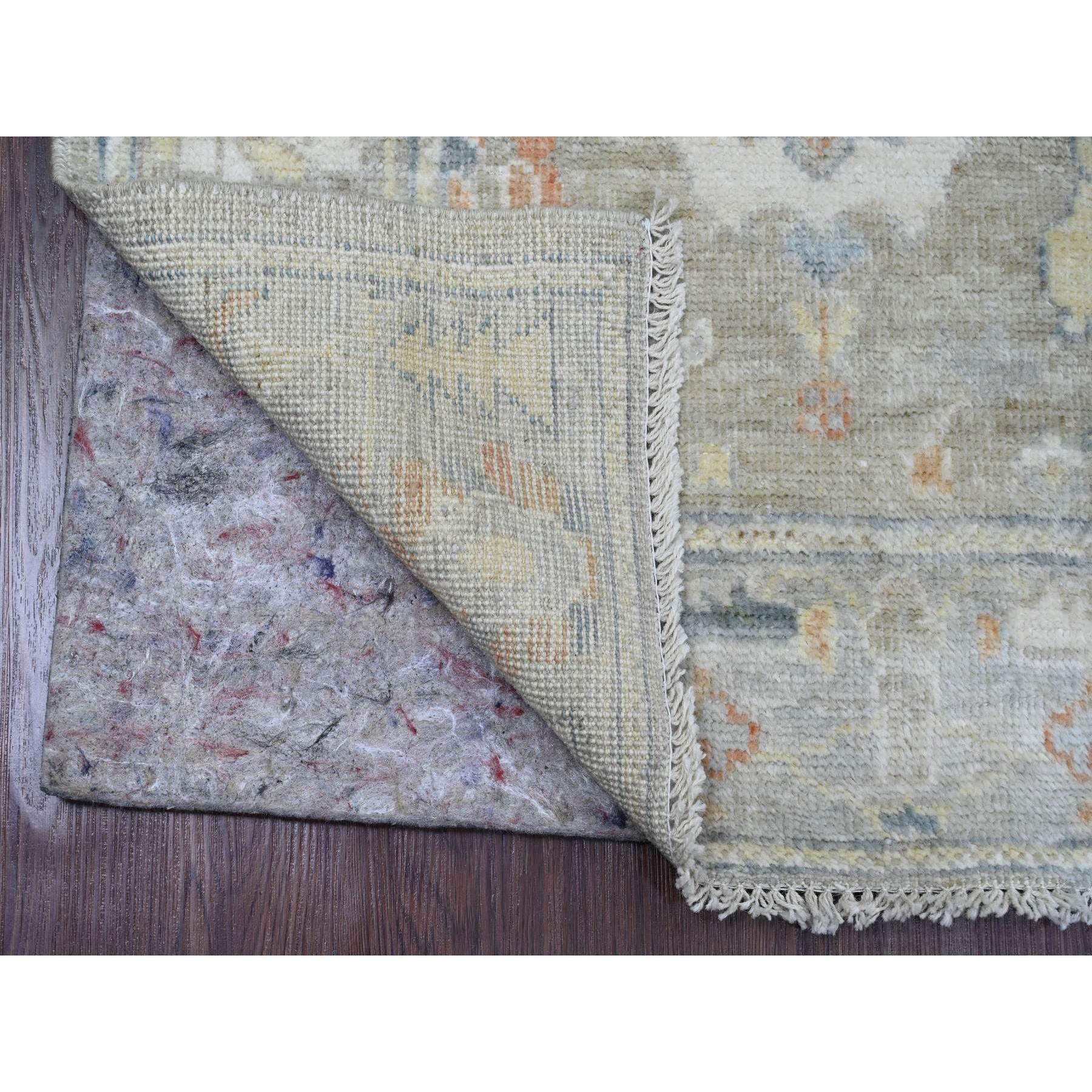 Gris Español, 100% Lana, Angora Afgana Oushak con Diseño de Hojas de Color Suave, Anudada a Mano, Tintes Vegetales, Pasarela, Alfombra Oriental
Materiales primarios: Lana
Látex: Sin pelo 
altura: 0,25 Pulgadas
Estilo: Transicional
Color principal: