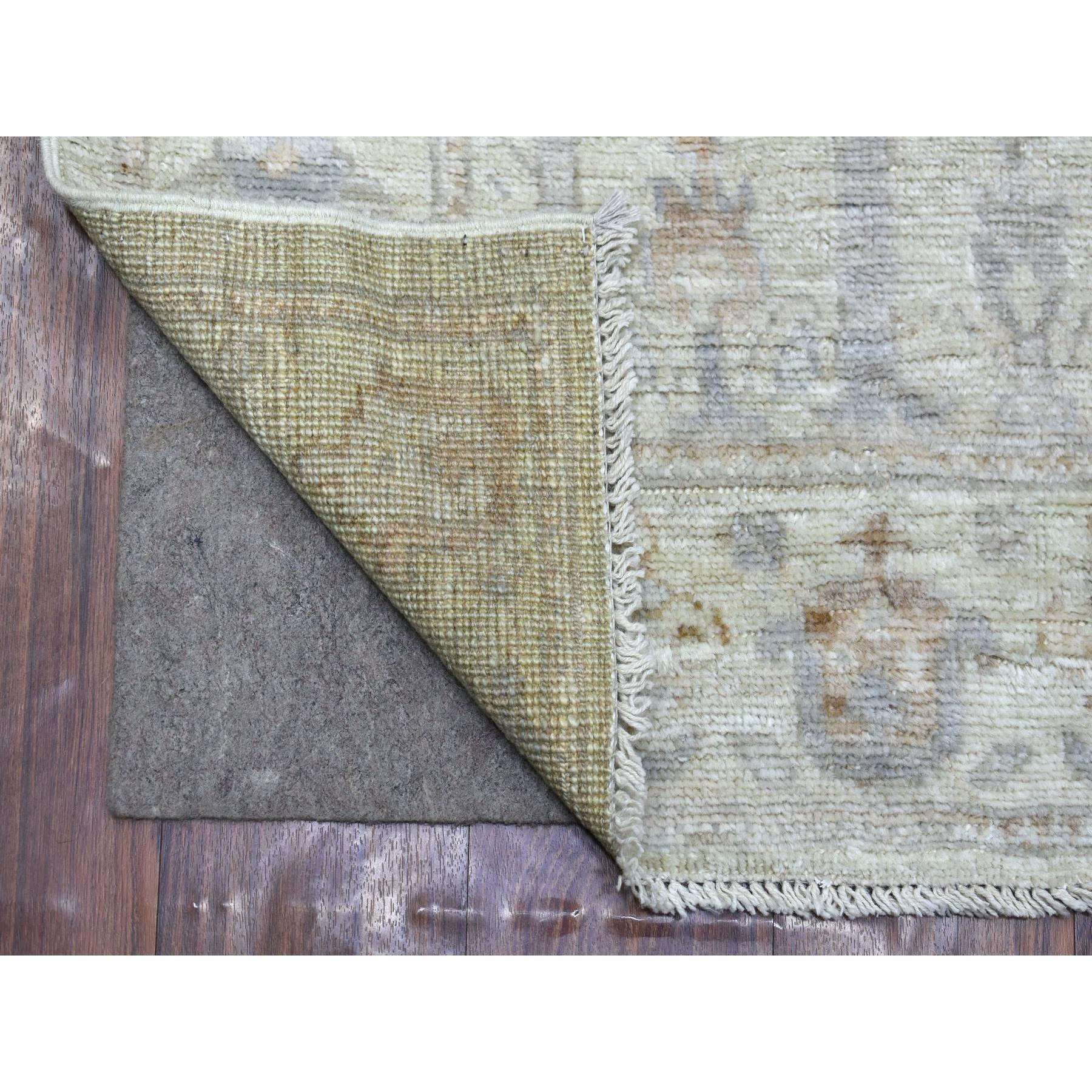 Il s'agit d'un véritable tapis de course oriental en laine extra-douce nouée à la main, de type Silver Angora Oushak, avec des motifs de cyprès et de saules décolorés. Il a été noué pendant des mois et des mois selon les techniques artisanales de