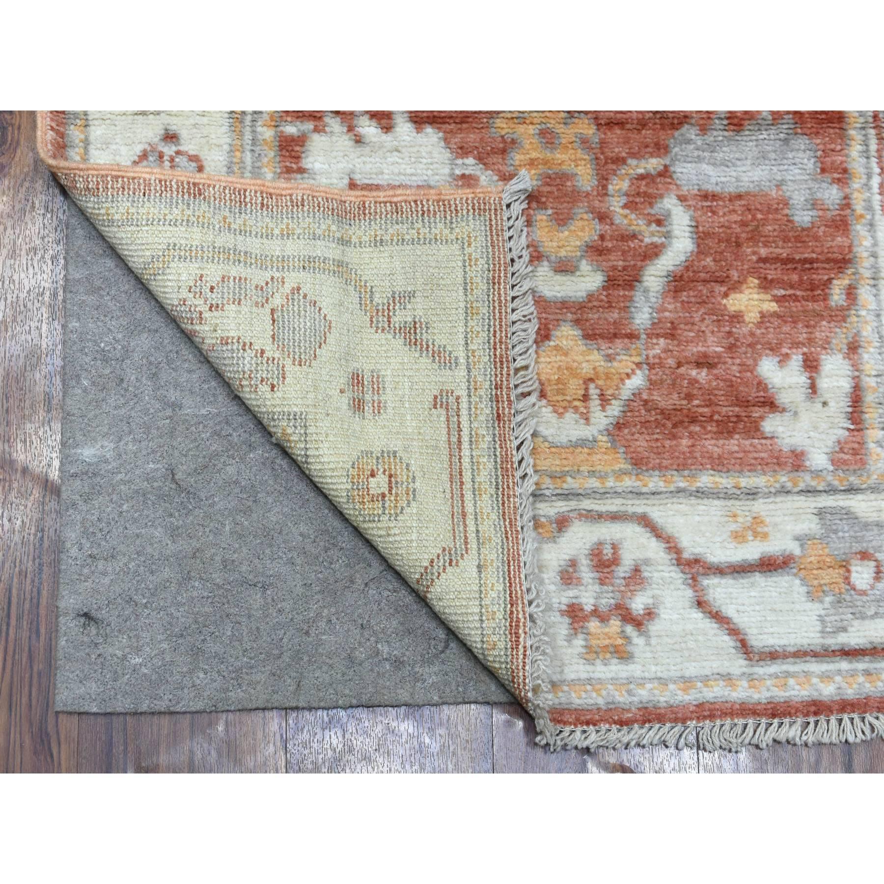 Il s'agit d'un véritable tapis de course oriental en laine extra-douce nouée à la main, de couleur orange angora Oushak, avec un design ouvert et fluide. Il a été noué pendant des mois et des mois selon des techniques de tissage séculaires par des