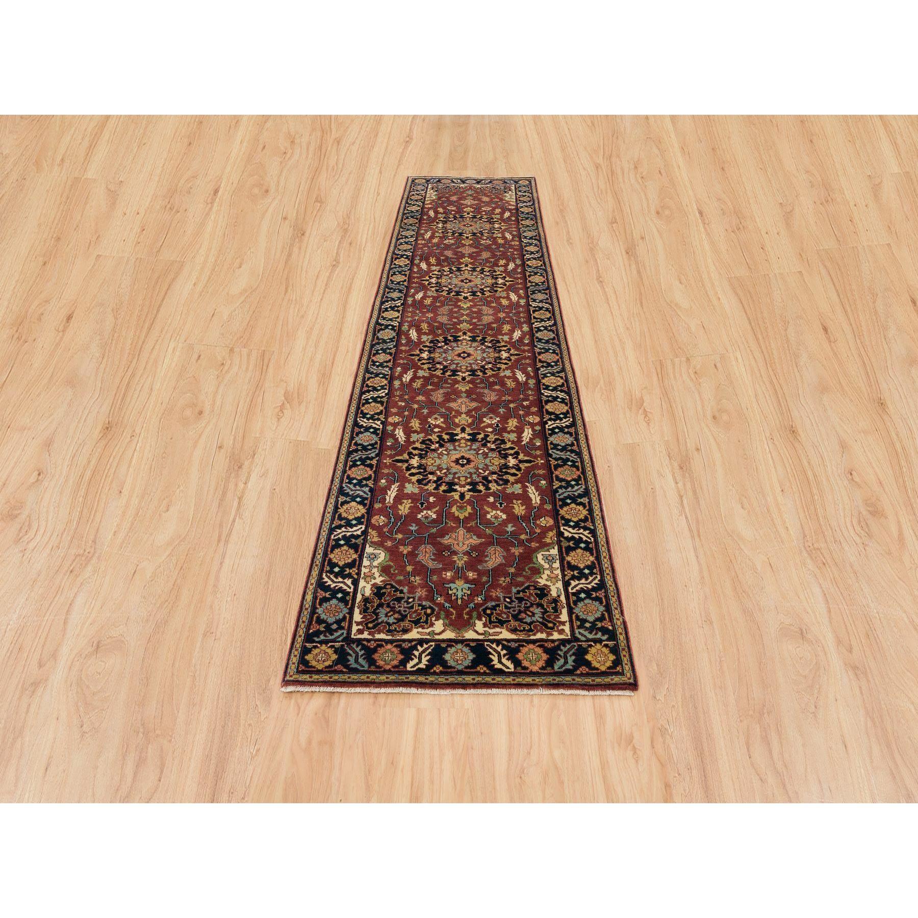 Rosso ruggine, ricreazione Sarouk anticata, tintura naturale, lana naturale annodata a mano, tappeto orientale Runner
Materiali primari: Lana
Lattice: No Pile 
altezza: 0,25 pollici
Stile: Tradizionale
Colore primario: Rosso
Colori secondari: