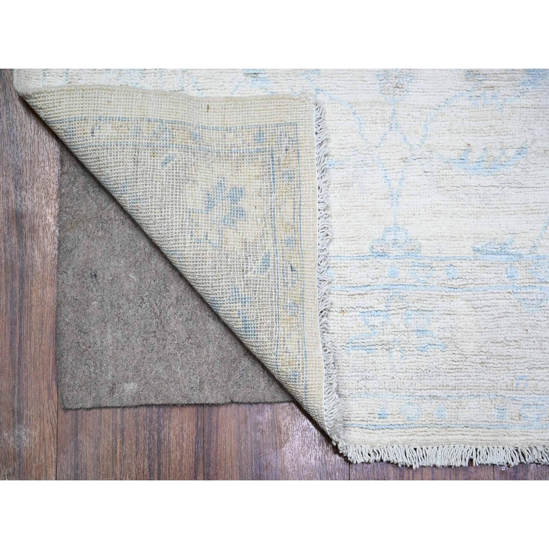 Si tratta di un autentico tappeto orientale di Peshawar, lavato e annodato a mano, in pura lana, unico nel suo genere. È stato annodato per mesi e mesi con tecniche di tessitura secolari da esperti artigiani.
Materiali primari: Lana
Lattice: No Pile