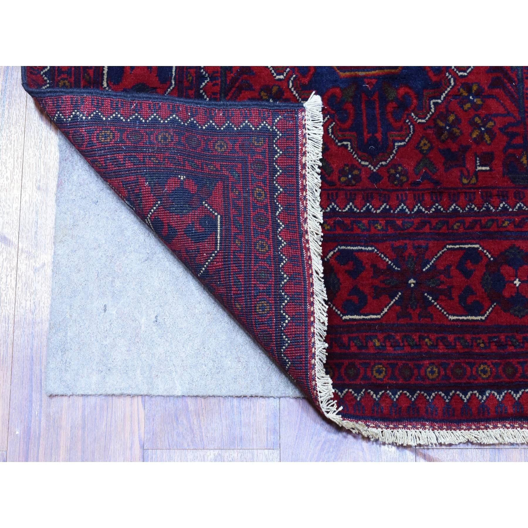 Dies ist eine wirklich echte one-of-a-kind Deep und gesättigten roten, afghanischen Khamyab mit Tribal Medaillons Design, weiche Wolle handgeknüpft, Läufer Orientteppich. Es wurde monatelang in jahrhundertealten Webtechniken von erfahrenen