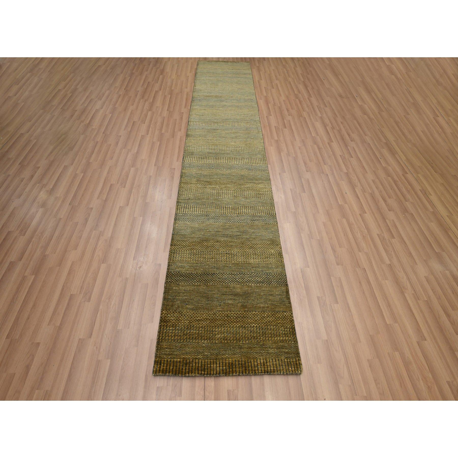 Marrone dorato, Lana e seta, Design Modern Grass, Annodato a mano, Trama più fitta, Morbido al tatto, Runner, Tappeto orientale
Materiali primari: Lana e seta
Lattice: No Pile 
altezza: 0,25 pollici
Stile: Contemporaneo
Colore primario: