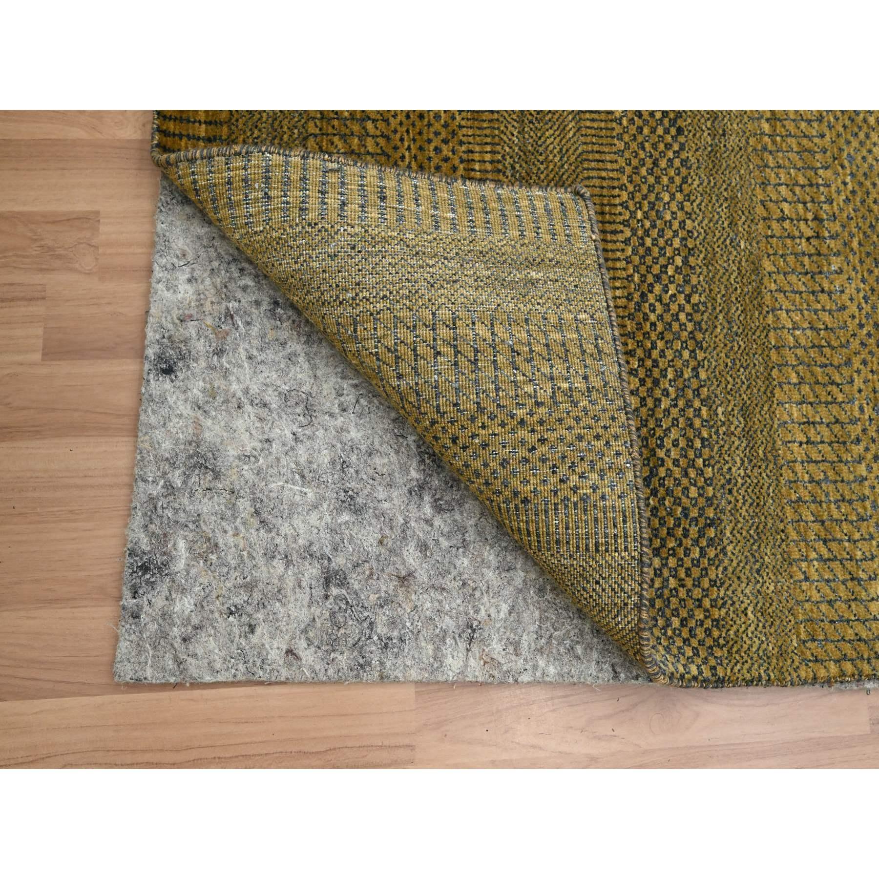 Moderno Tappeto Runner annodato a mano in lana e seta marrone con design moderno a base di erba in vendita