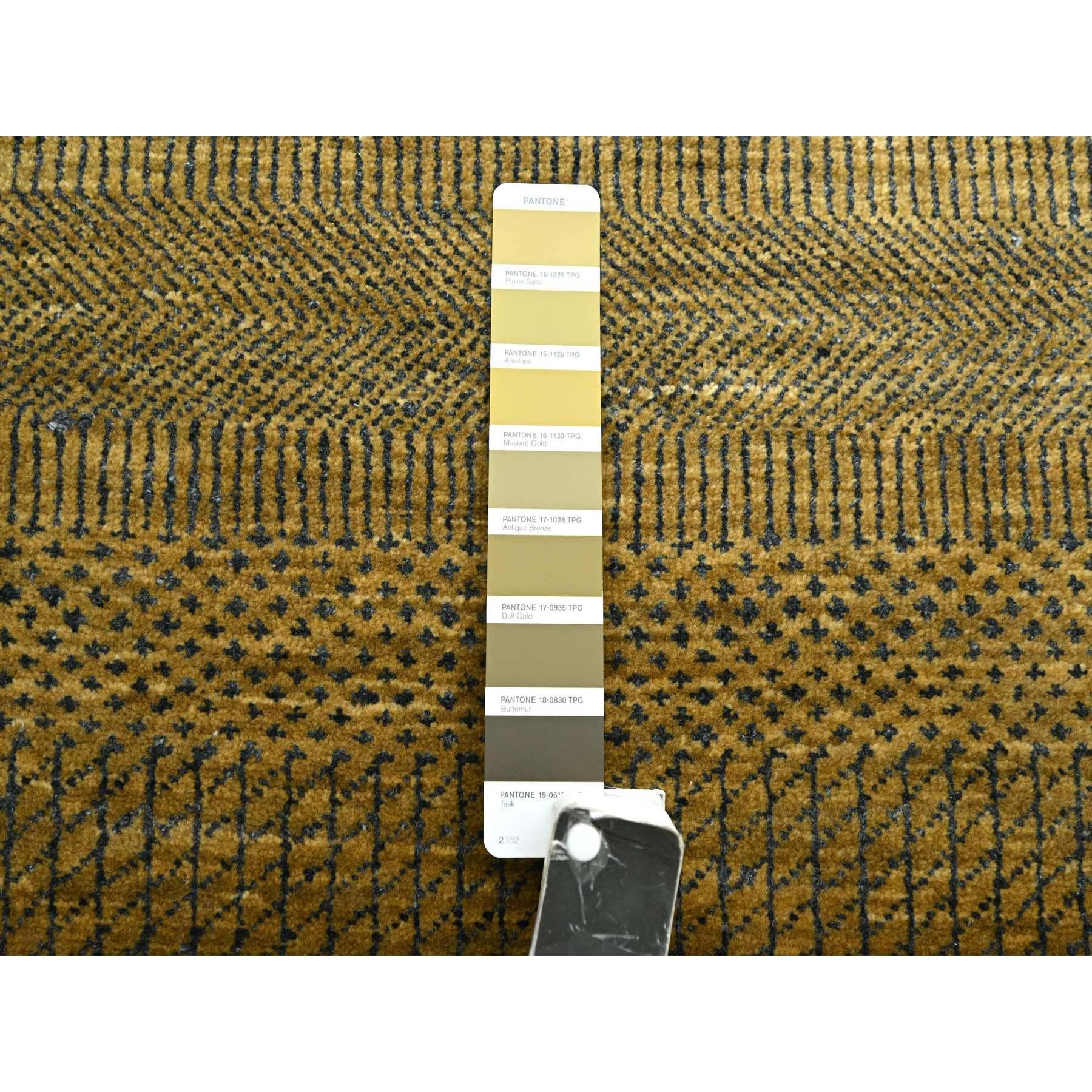 Indiano Tappeto Runner annodato a mano in lana e seta marrone con design moderno a base di erba in vendita